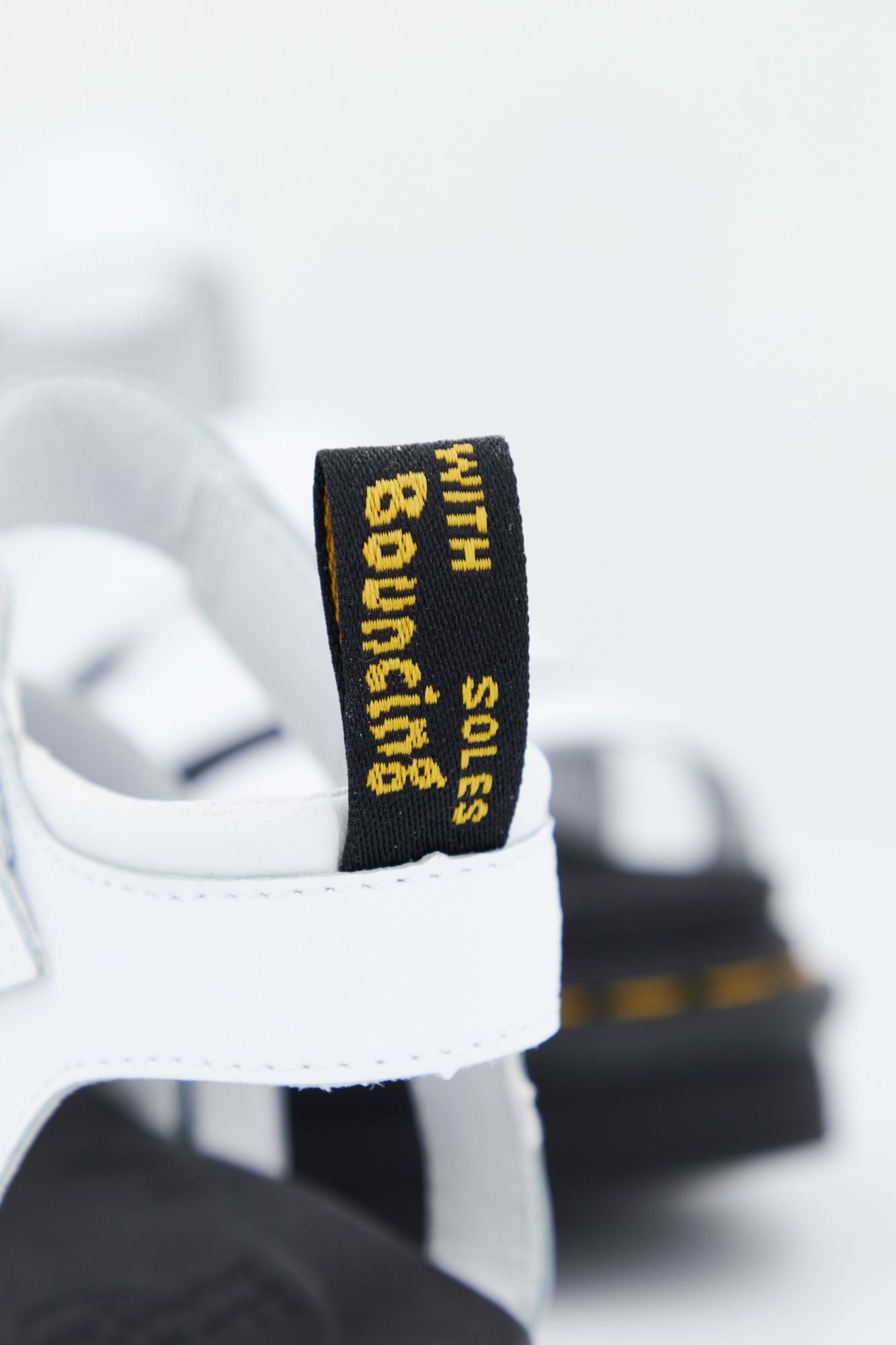 DR. MARTENS BLAIRE HYDRO WHIT en color BLANCO (4)