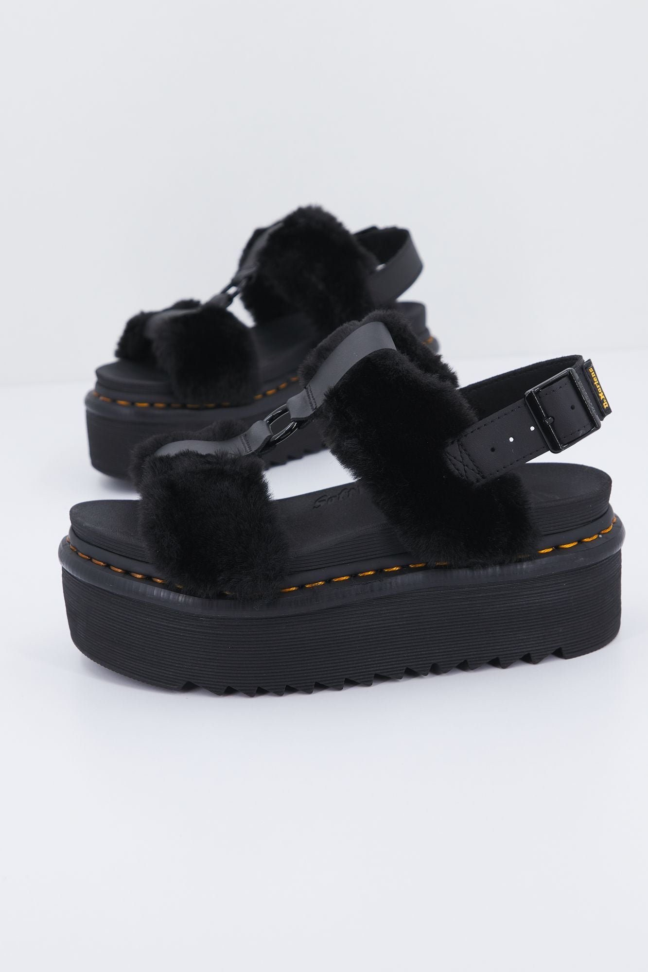 DR. MARTENS FLUFFY HY en color NEGRO (1)