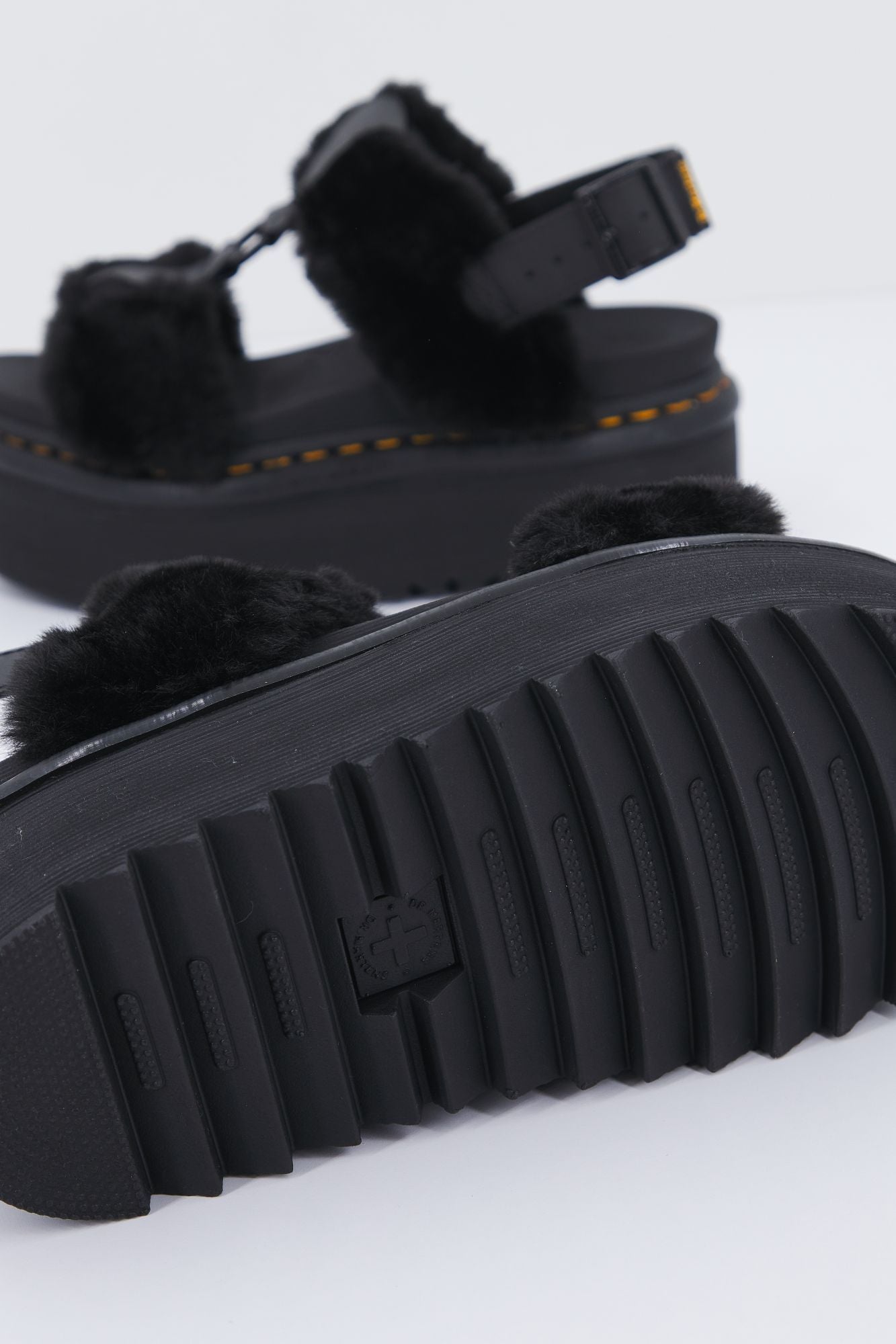 DR. MARTENS FLUFFY HY en color NEGRO (4)