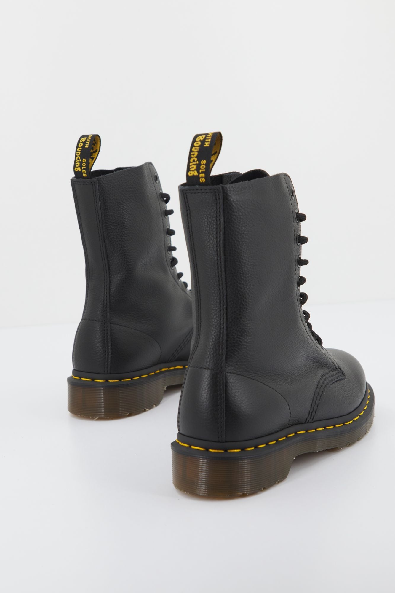 DR. MARTENS VIRGINIA en color NEGRO (2)