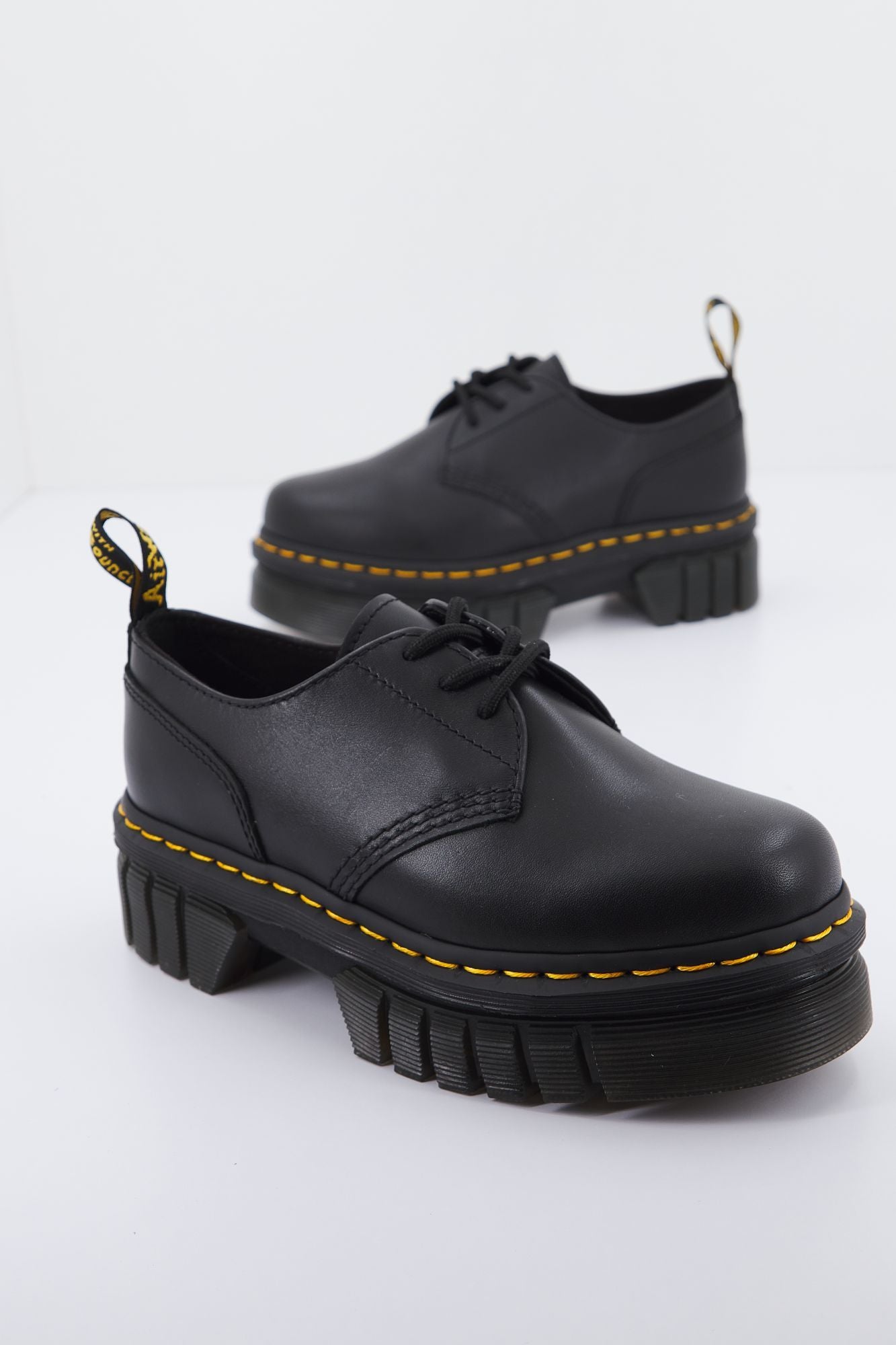 DR. MARTENS AUDRICK 3-EYE SHOE en color NEGRO (2)