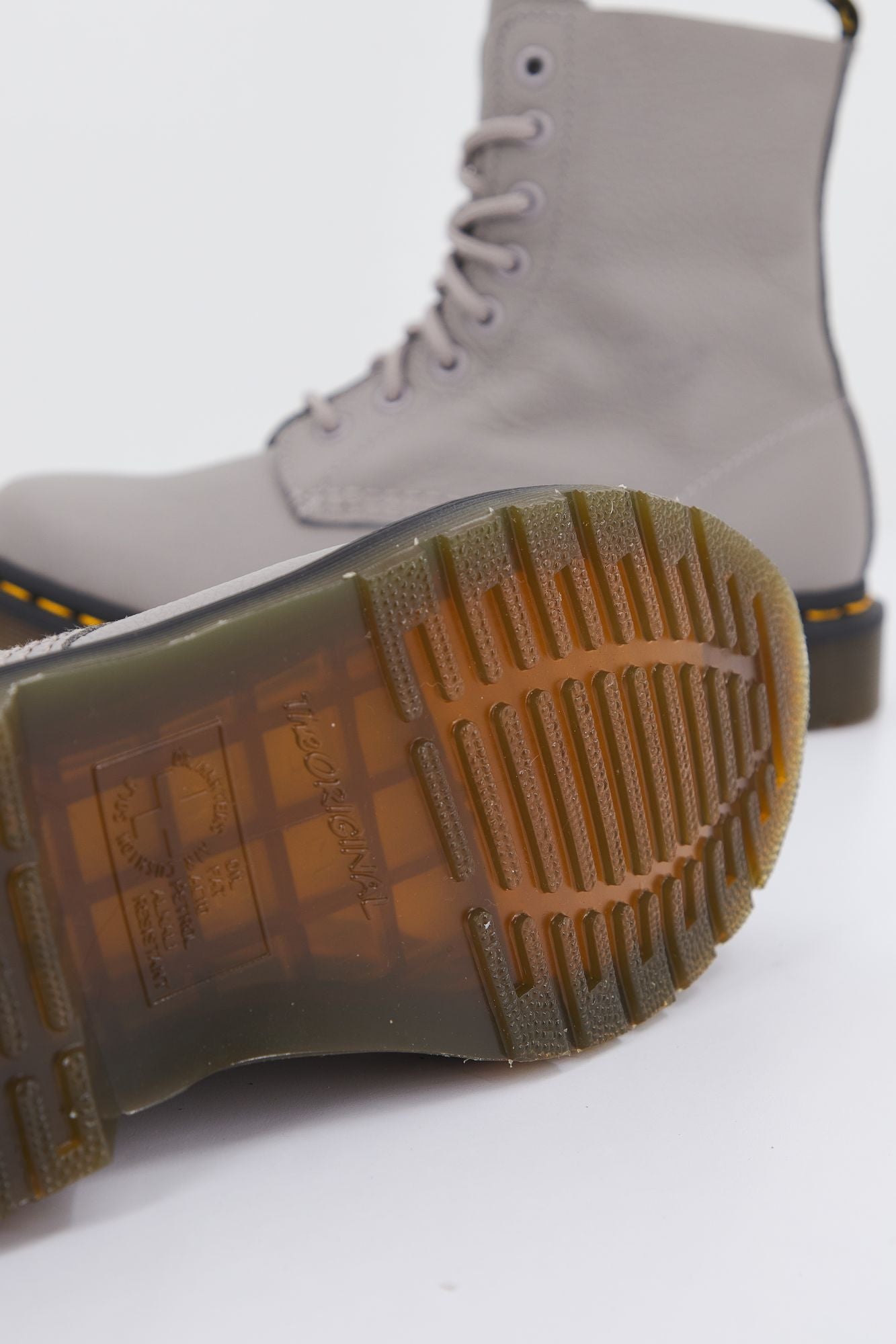 DR. MARTENS 1460 PASCAL VIRGINIA en color GRIS (4)