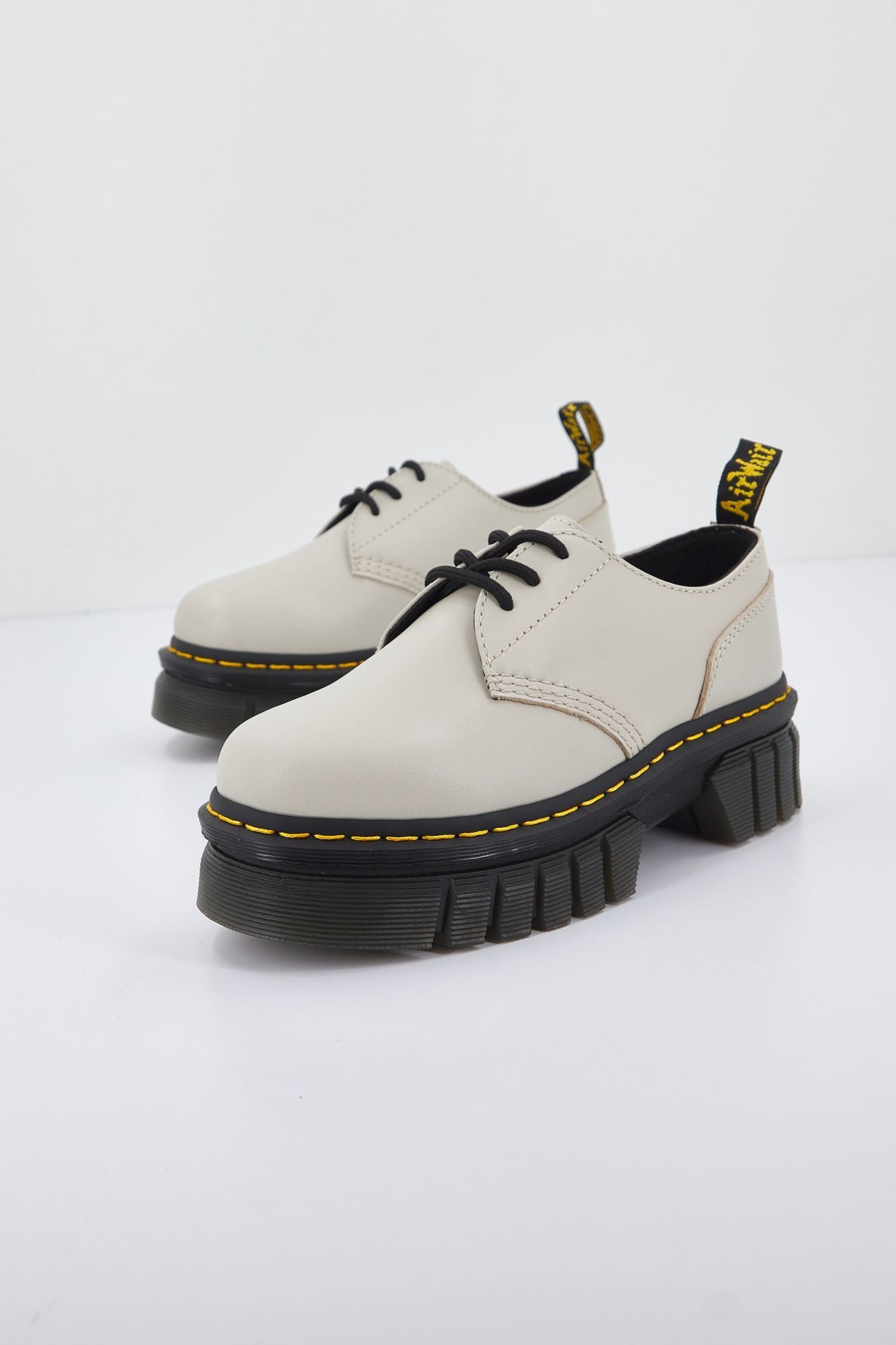 DR. MARTENS AUDRICK 3-EYE SHOE en color BEIS (2)