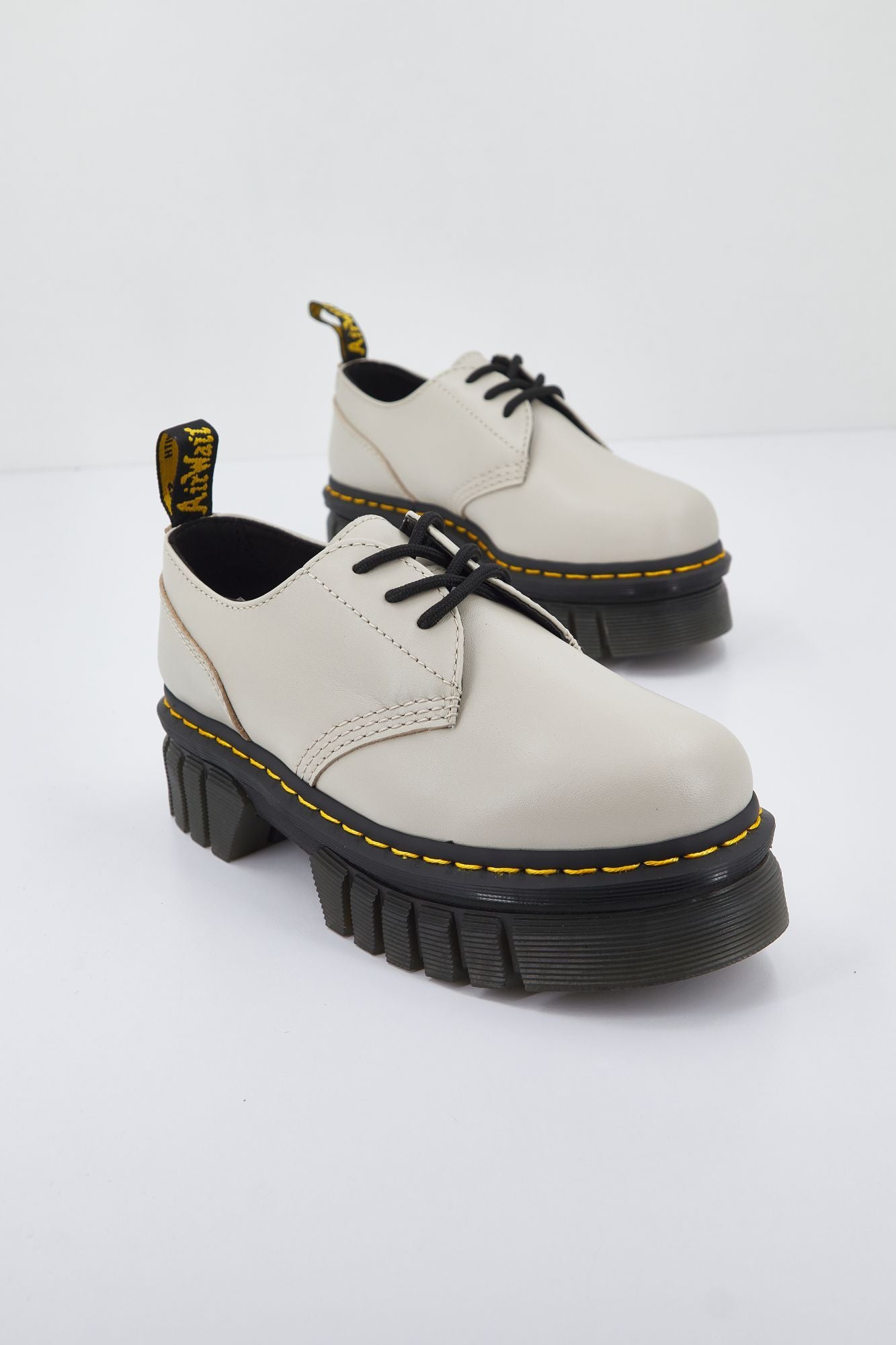 DR. MARTENS AUDRICK 3-EYE SHOE en color BEIS (3)