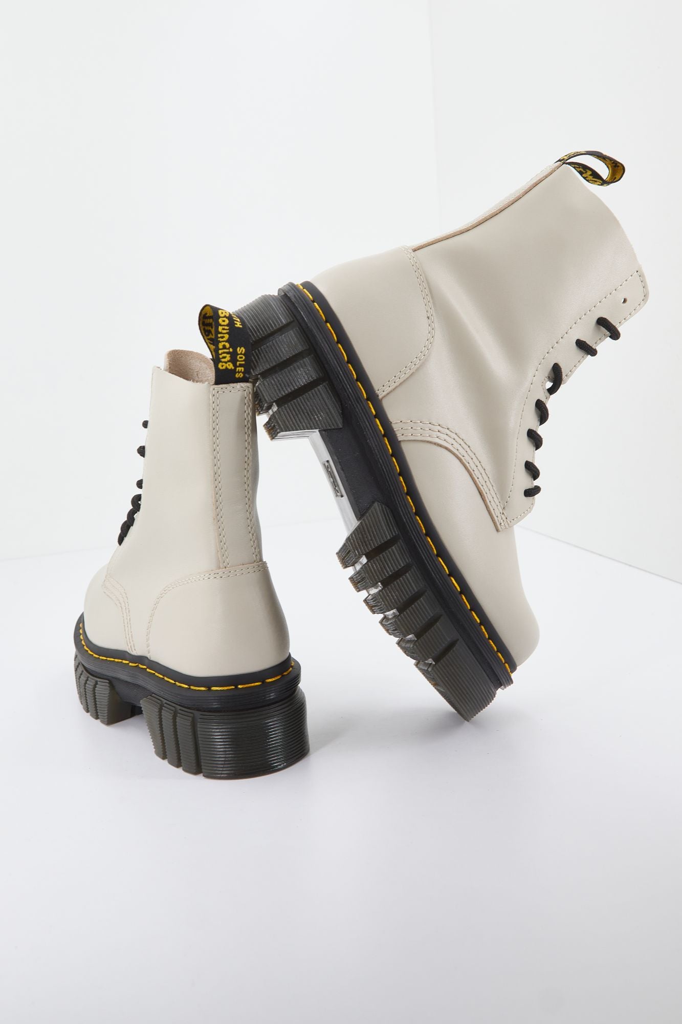 DR. MARTENS AUDRICK 8-EYE BOOT LUX en color BEIS (2)