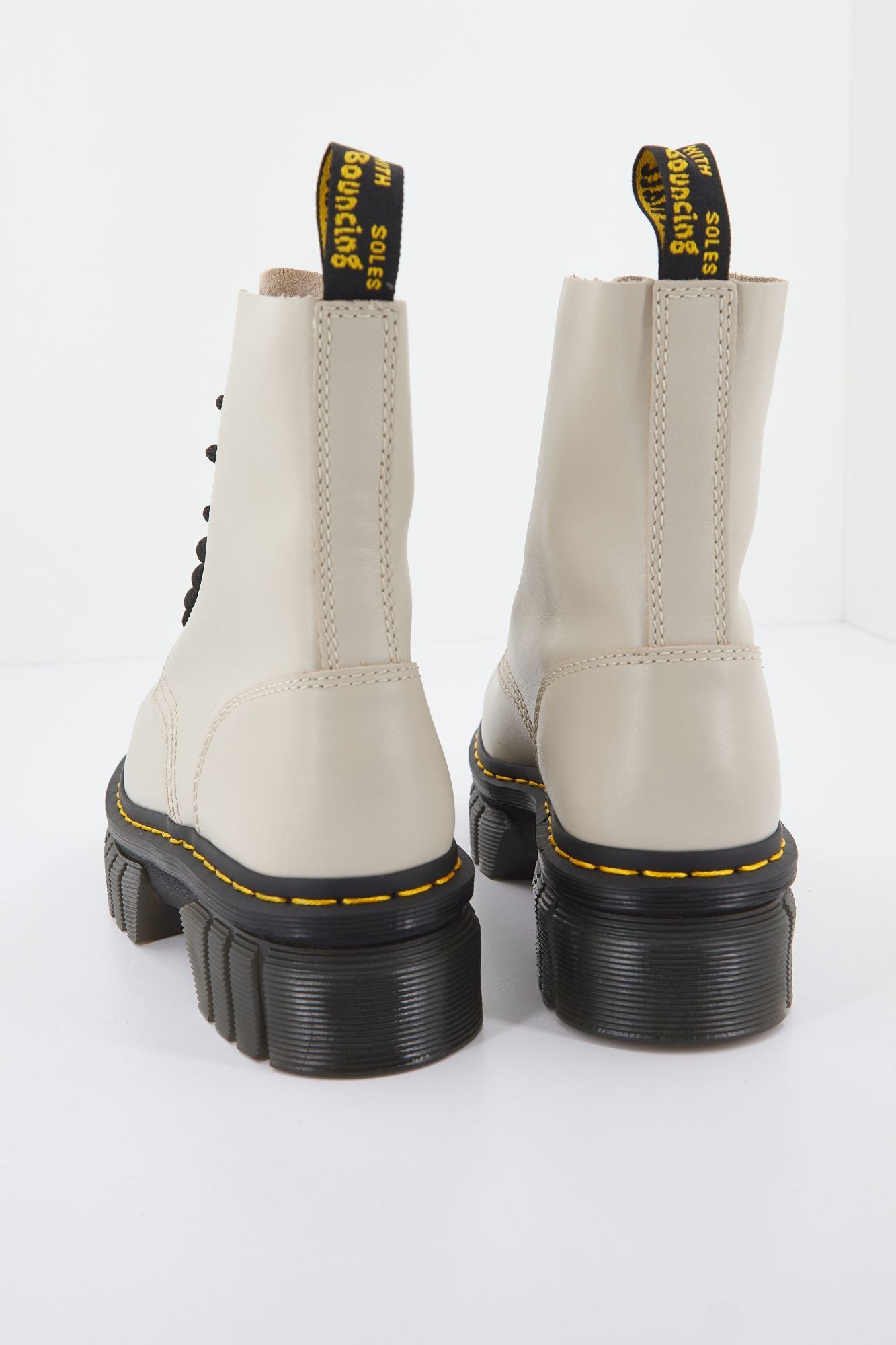 DR. MARTENS AUDRICK 8-EYE BOOT LUX en color BEIS (3)