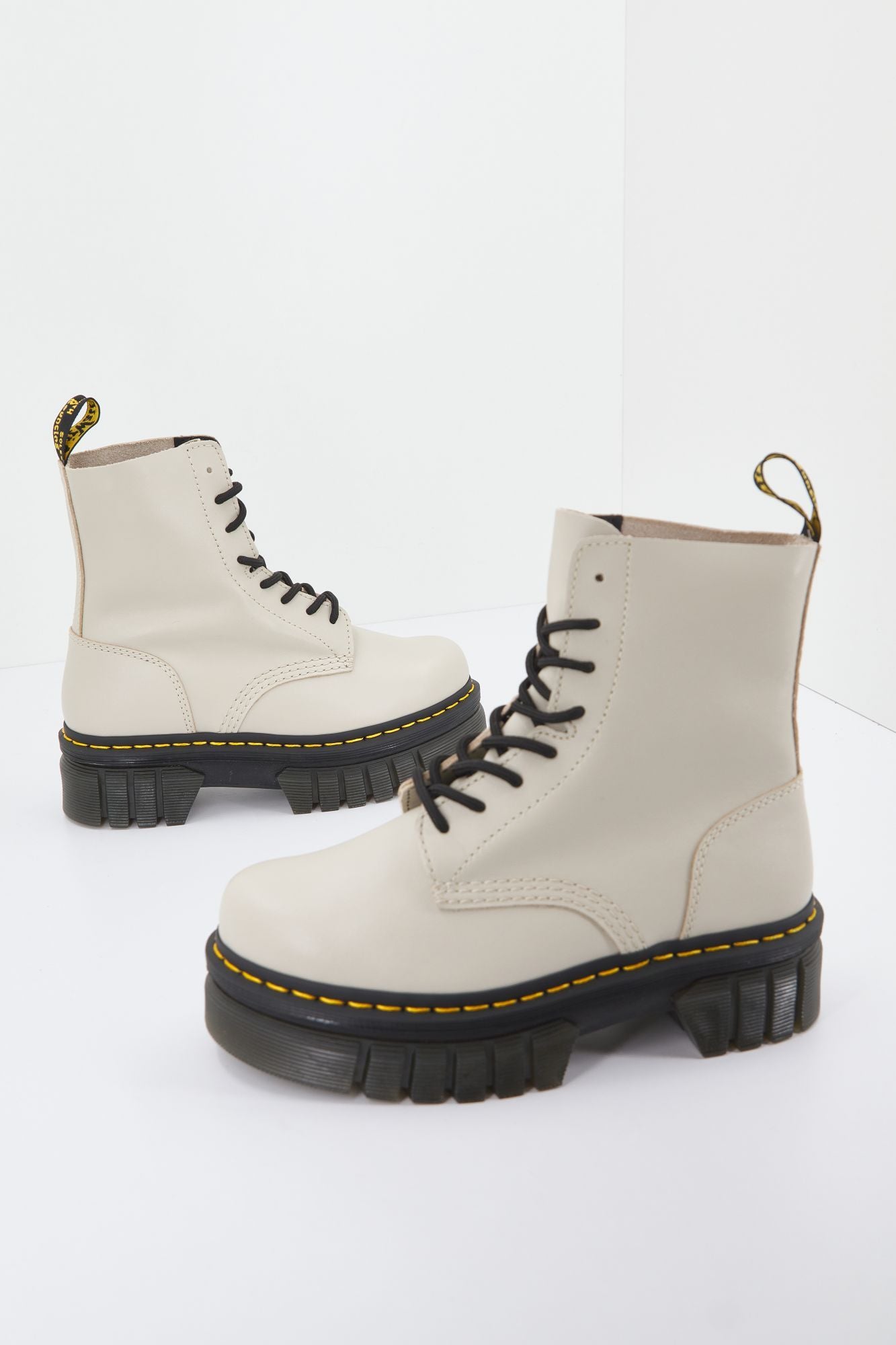 DR. MARTENS AUDRICK 8-EYE BOOT LUX en color BEIS (4)