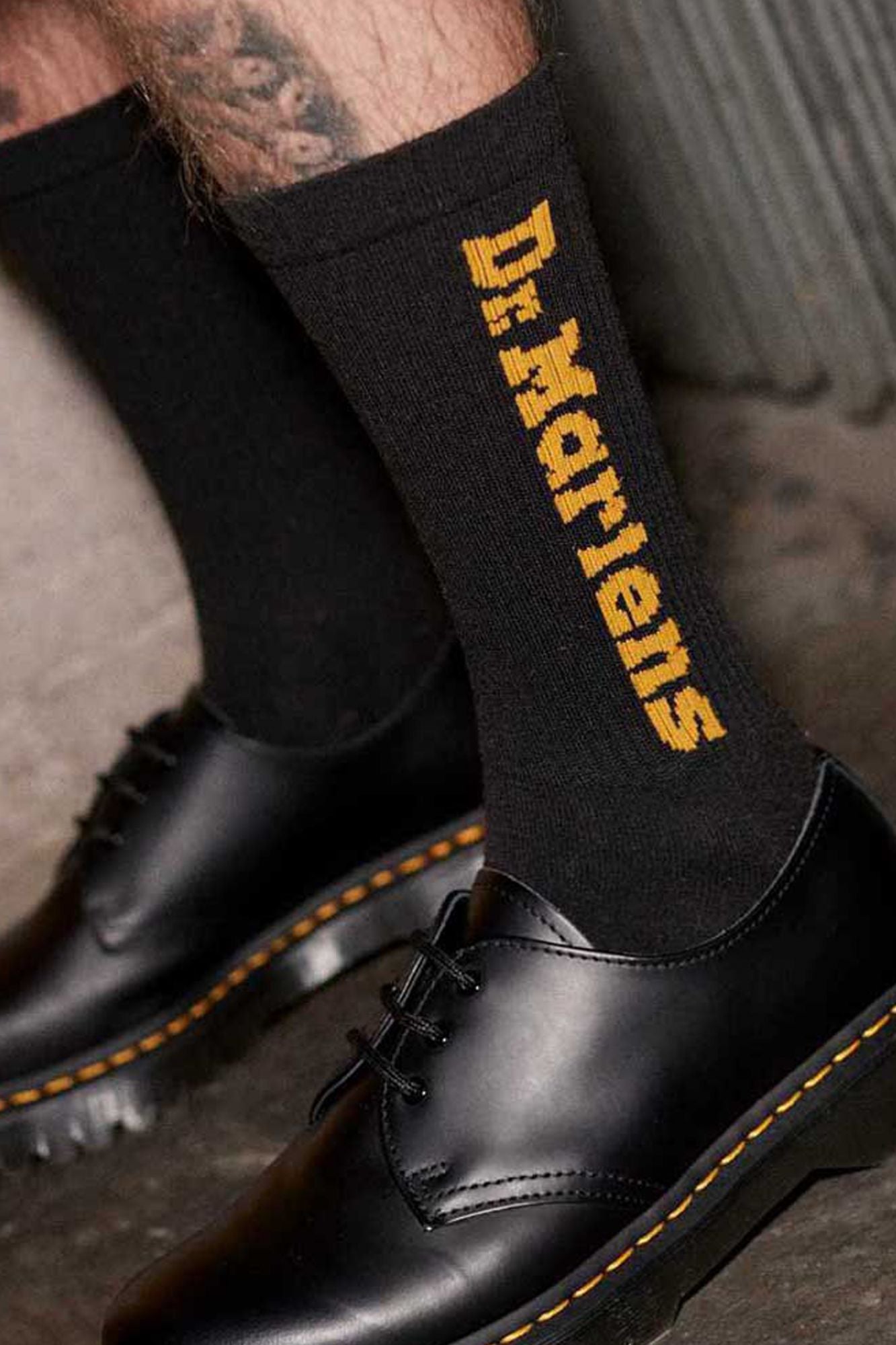 DR. MARTENS AD075001 VERTICAL SOCK en color NEGRO (4)