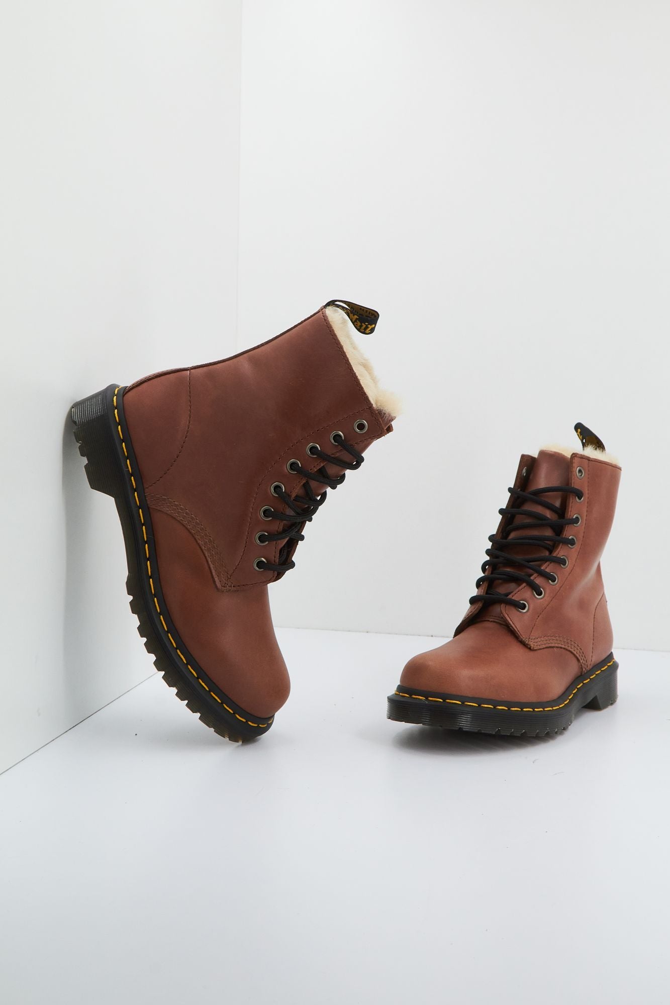 DR. MARTENS 1460 SERENA en color MARRON (1)