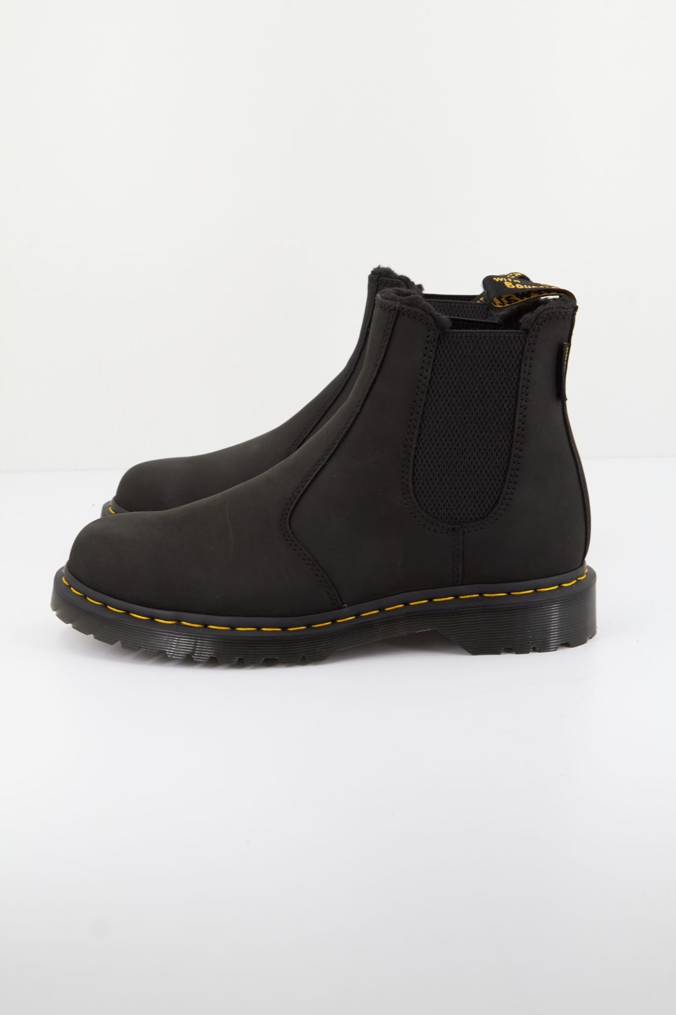 DR. MARTENS ARCHIVE PULL UP en color NEGRO (1)