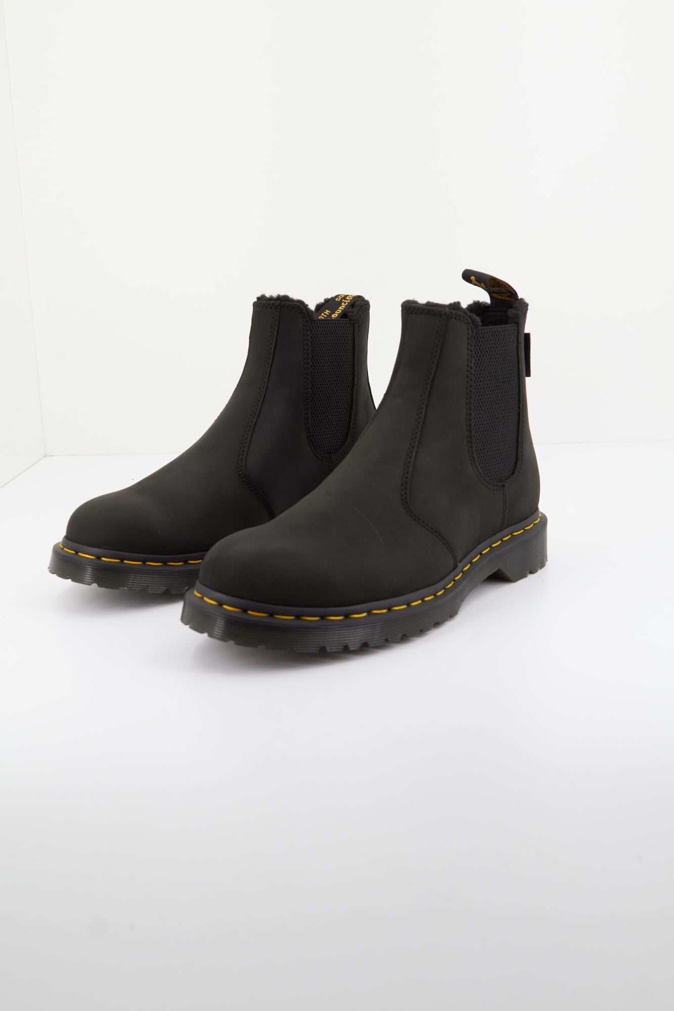 DR. MARTENS ARCHIVE PULL UP en color NEGRO (2)