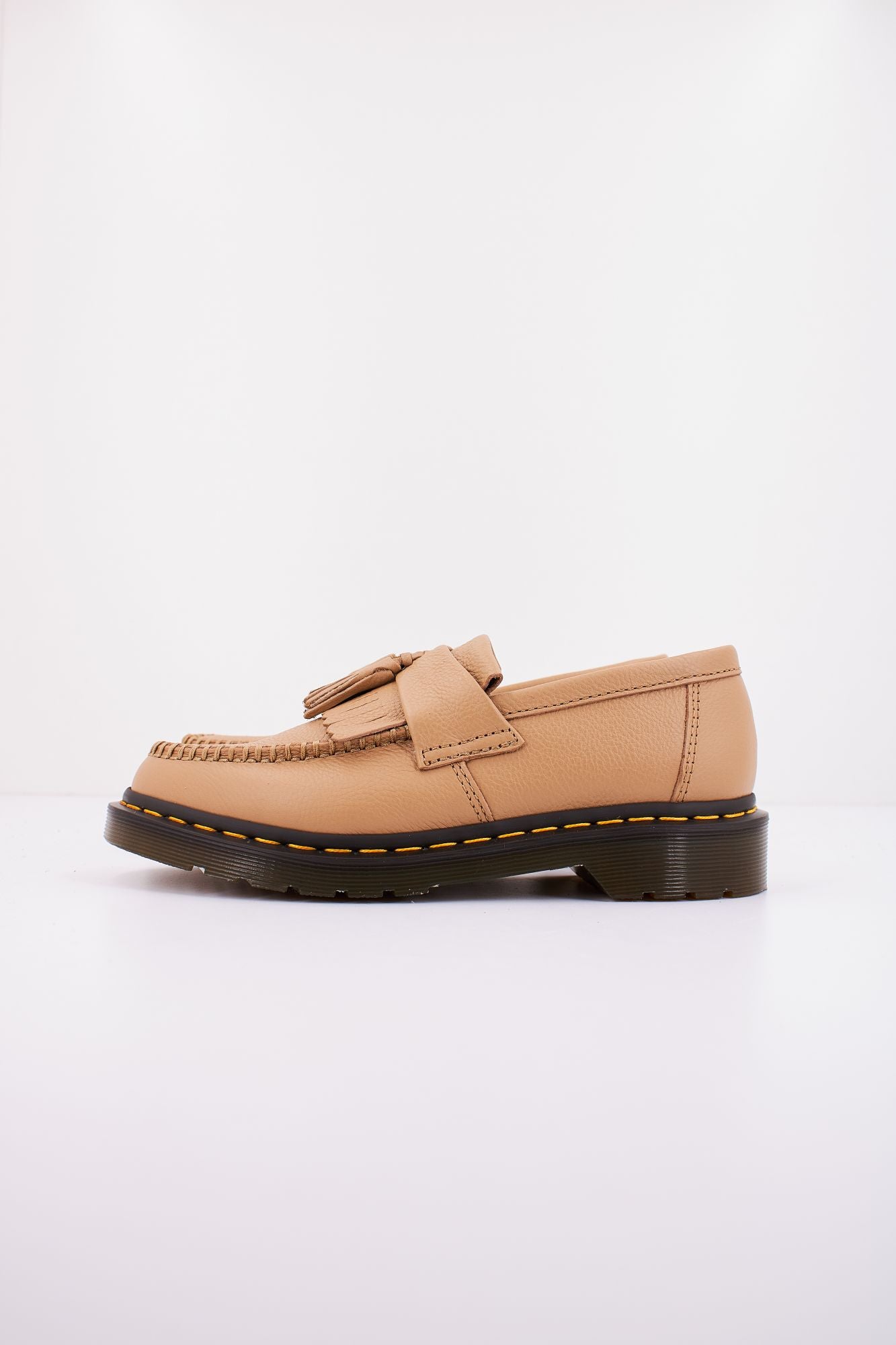 DR. MARTENS ADRIAN en color MARRON CLARO (1)