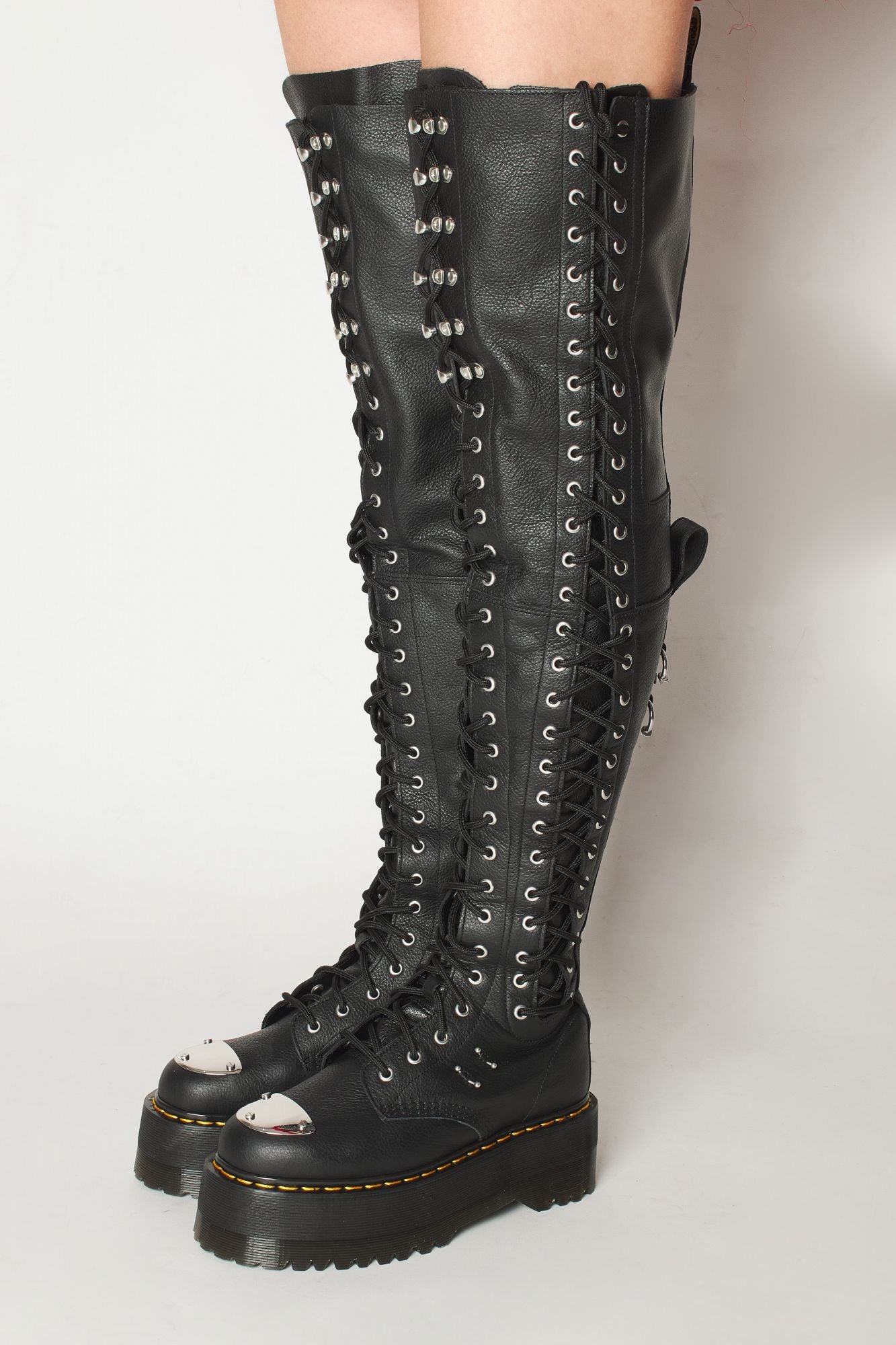 DR. MARTENS 28I XTRM MAX en color NEGRO (2)