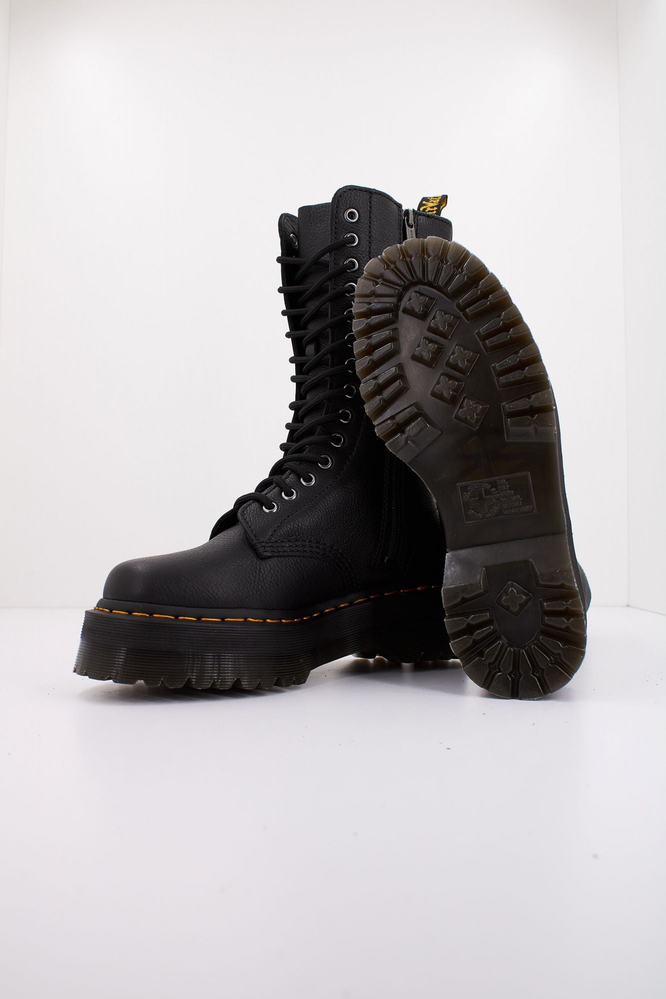 DR. MARTENS QUAD en color NEGRO (4)