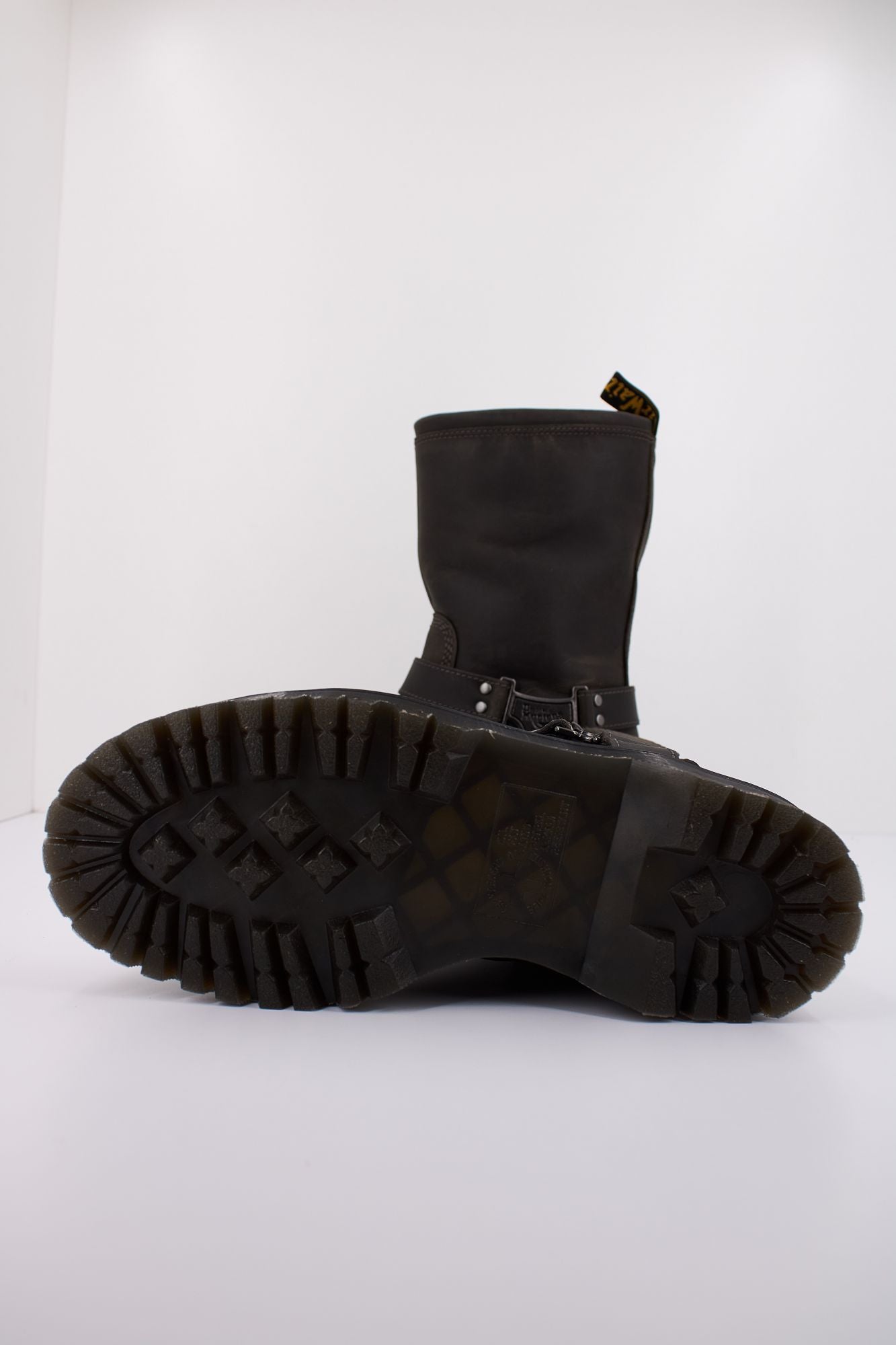 DR. MARTENS 154708 en color GRIS (5)