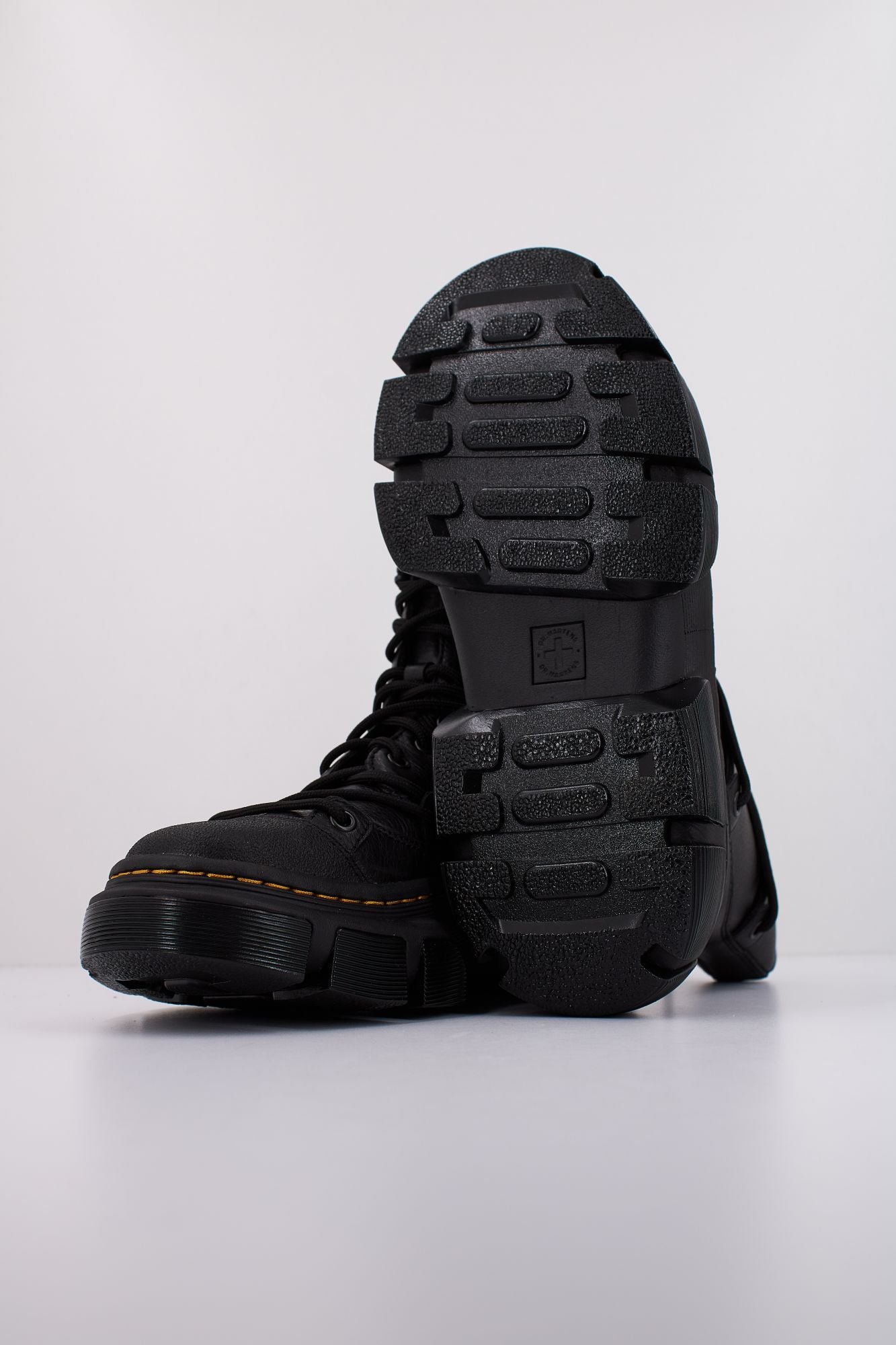 DR. MARTENS DMXL LACE en color NEGRO (5)