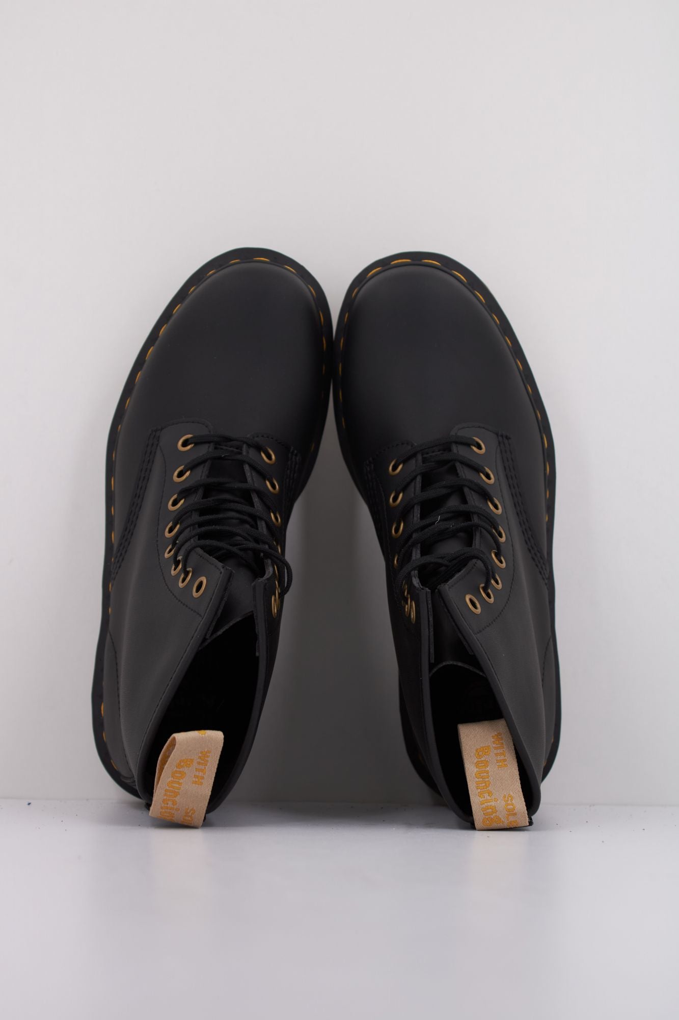 DR. MARTENS VEGAN 1460 en color NEGRO (3)