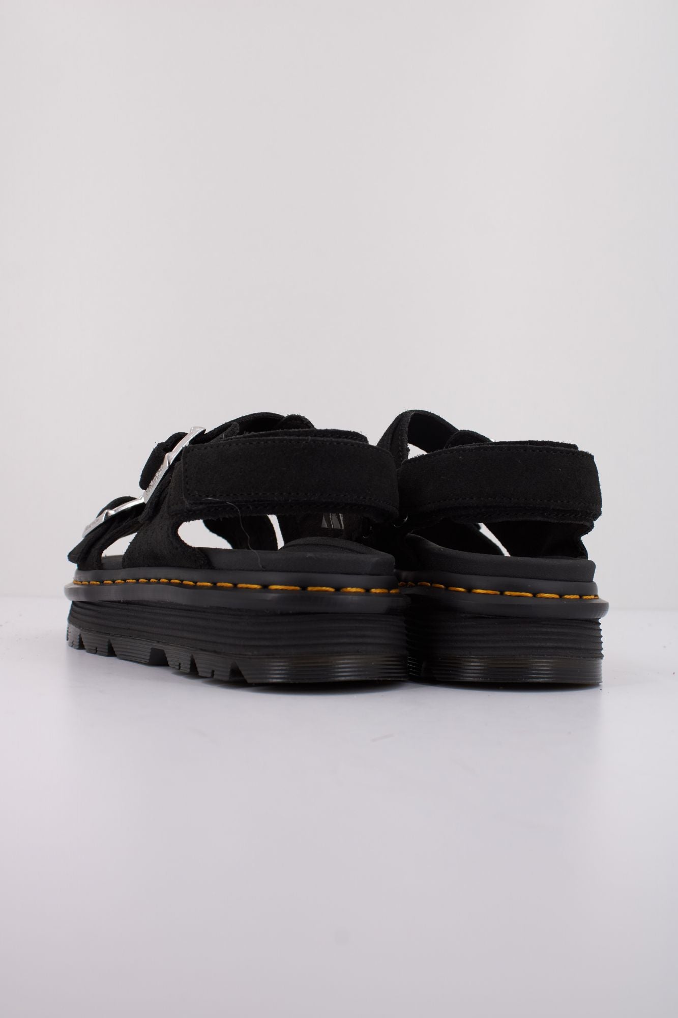 DR. MARTENS ZEBZAG SANDAL en color NEGRO (4)