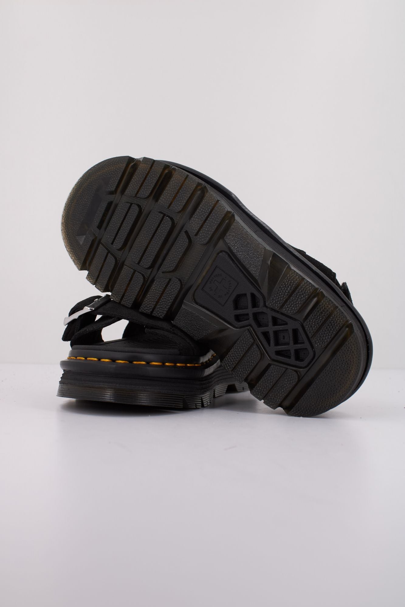 DR. MARTENS ZEBZAG SANDAL en color NEGRO (5)