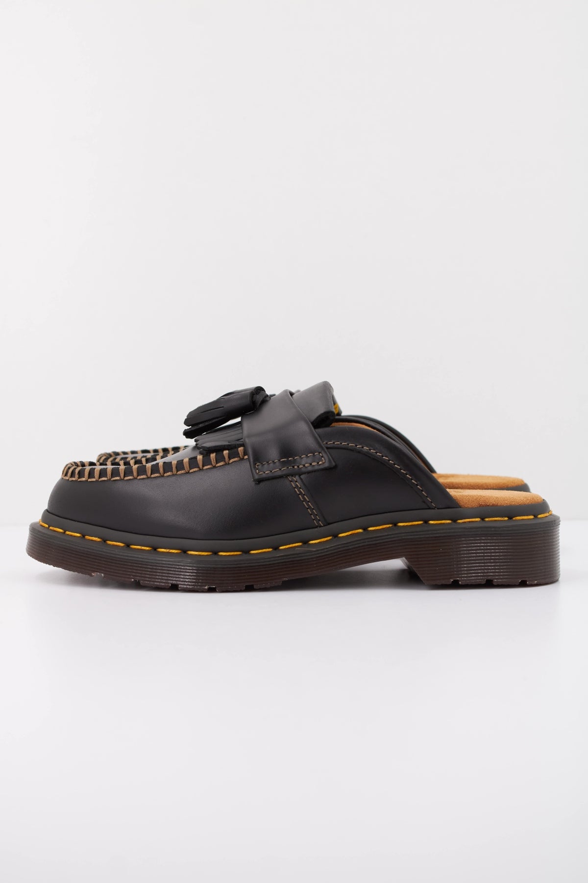 DR. MARTENS ADRIAN MULE en color NEGRO (1)