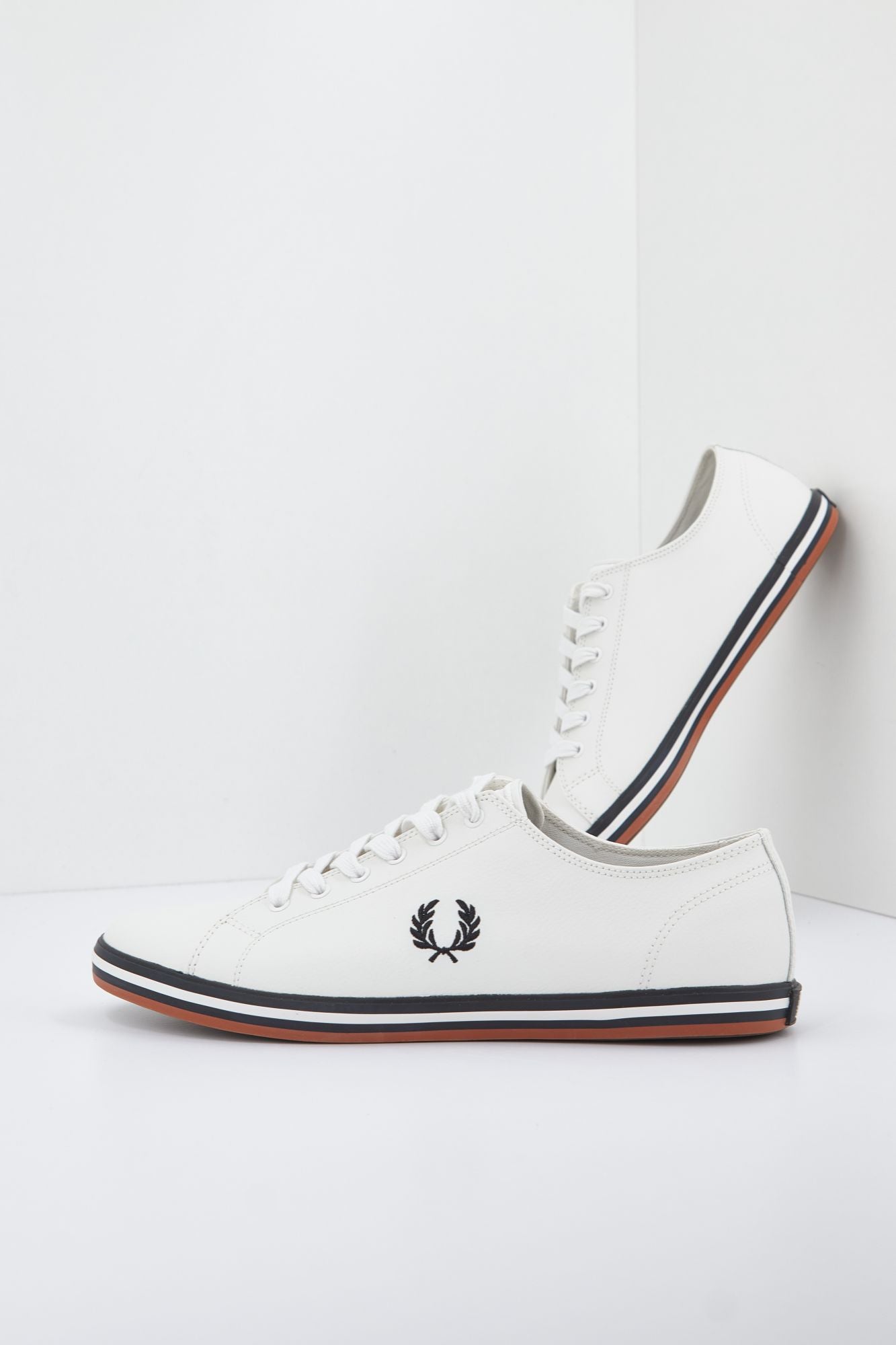 FRED PERRY KINGSTON LEATHER en color BLANCO (1)