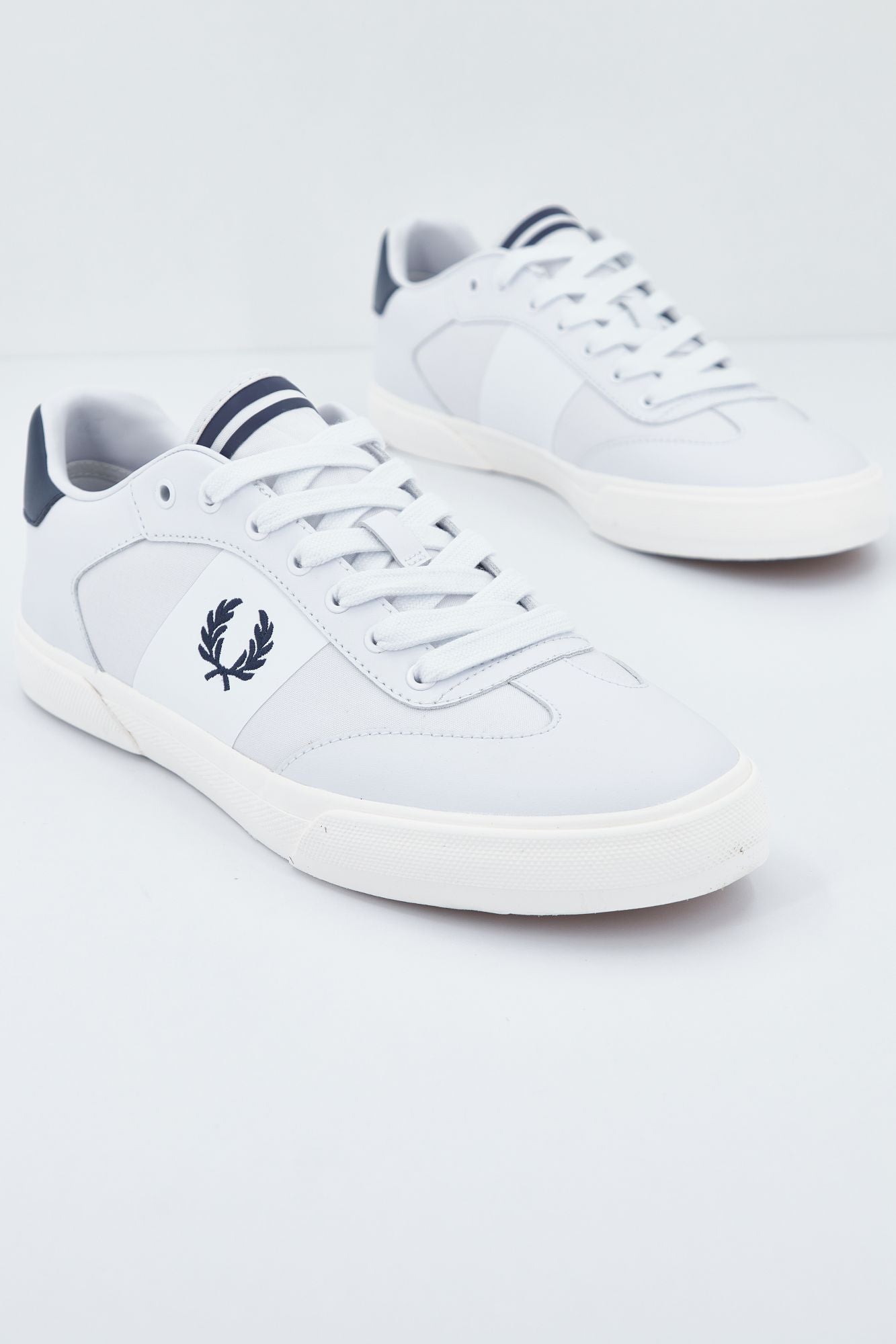 FRED PERRY CLAY LEATHER en color BLANCO (1)