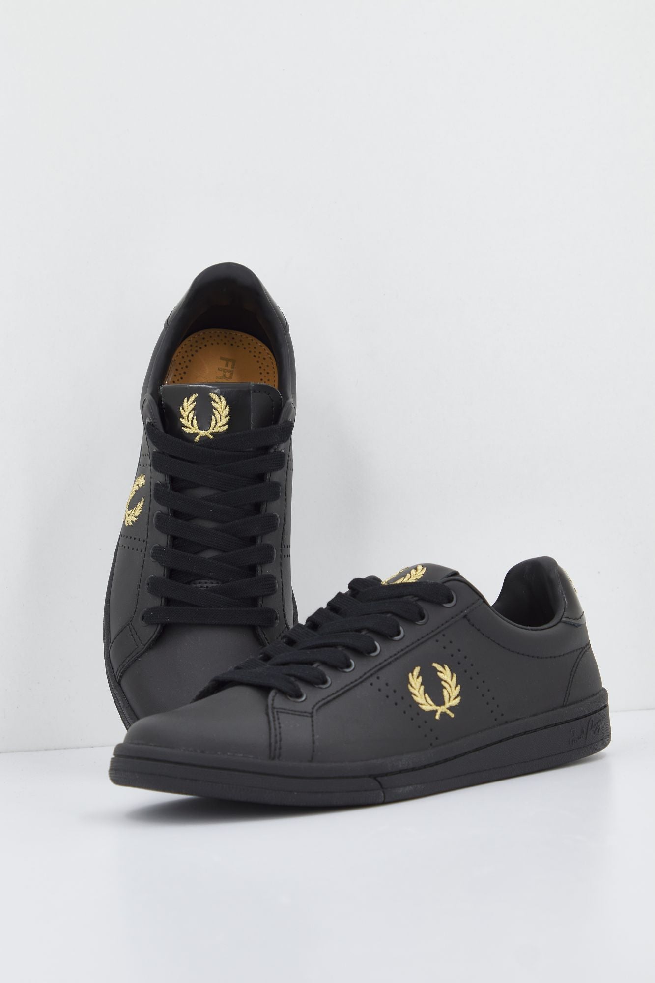 FRED PERRY B721 LEATHER en color NEGRO (1)