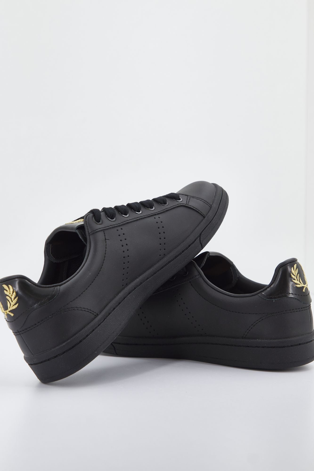 FRED PERRY B721 LEATHER en color NEGRO (2)