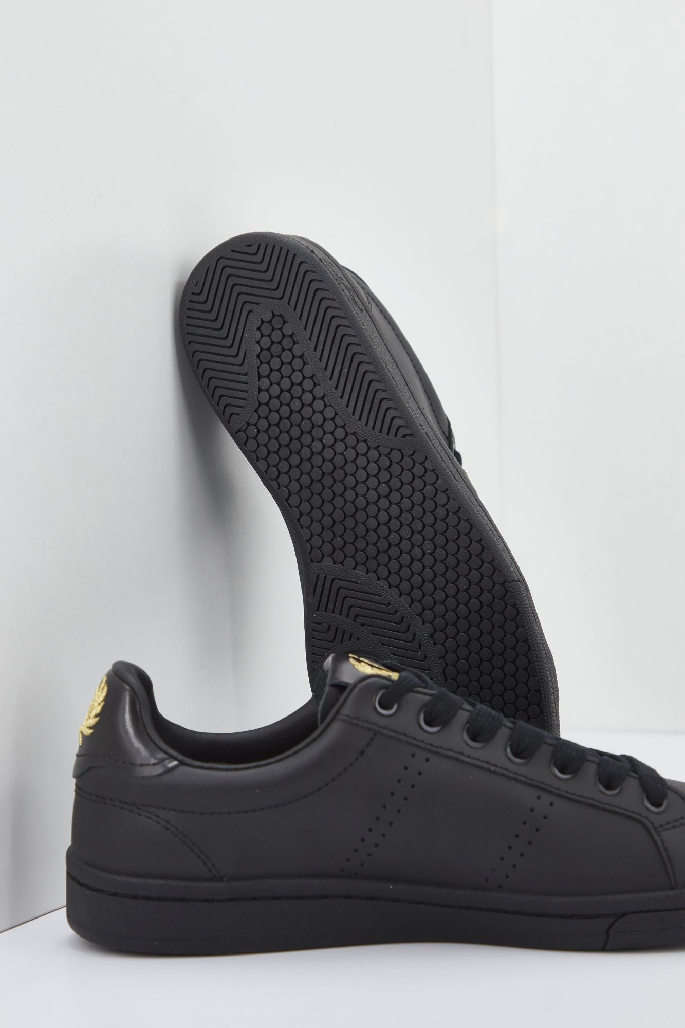 FRED PERRY B721 LEATHER en color NEGRO (3)