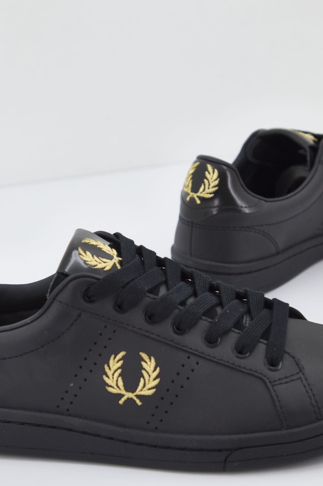 FRED PERRY B721 LEATHER en color NEGRO (4)