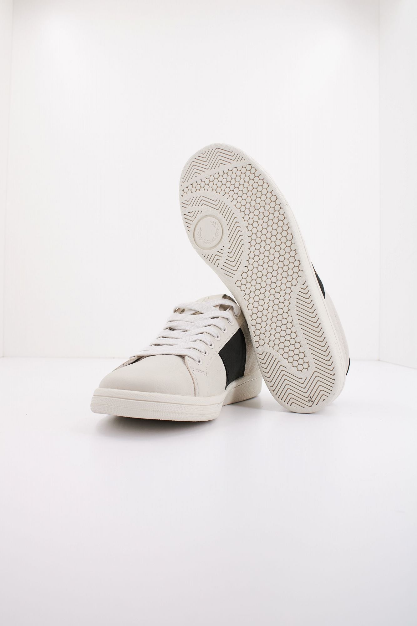 FRED PERRY LEATHER/BRANDED en color BEIS (4)