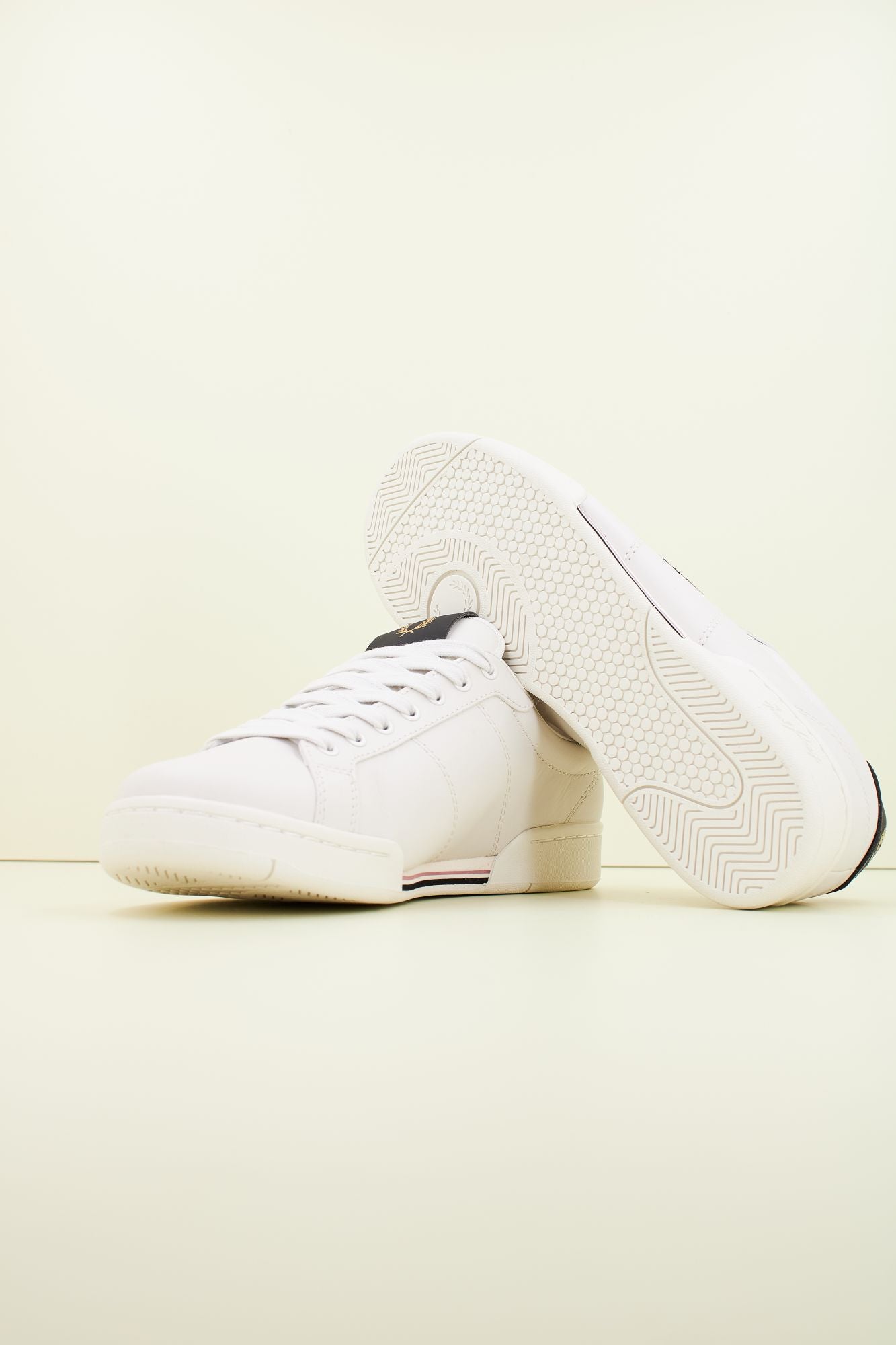 FRED PERRY B722 LEATHER en color BLANCO (4)