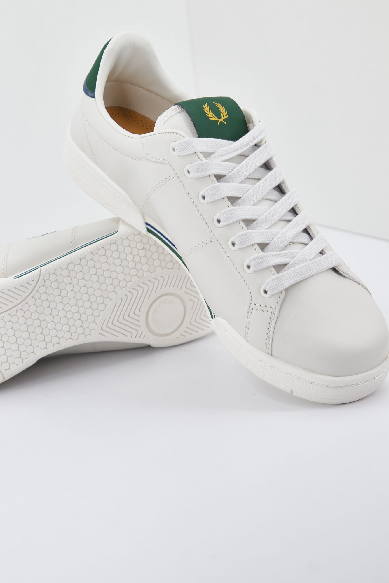 FRED PERRY B722 LEATHER en color BLANCO (4)