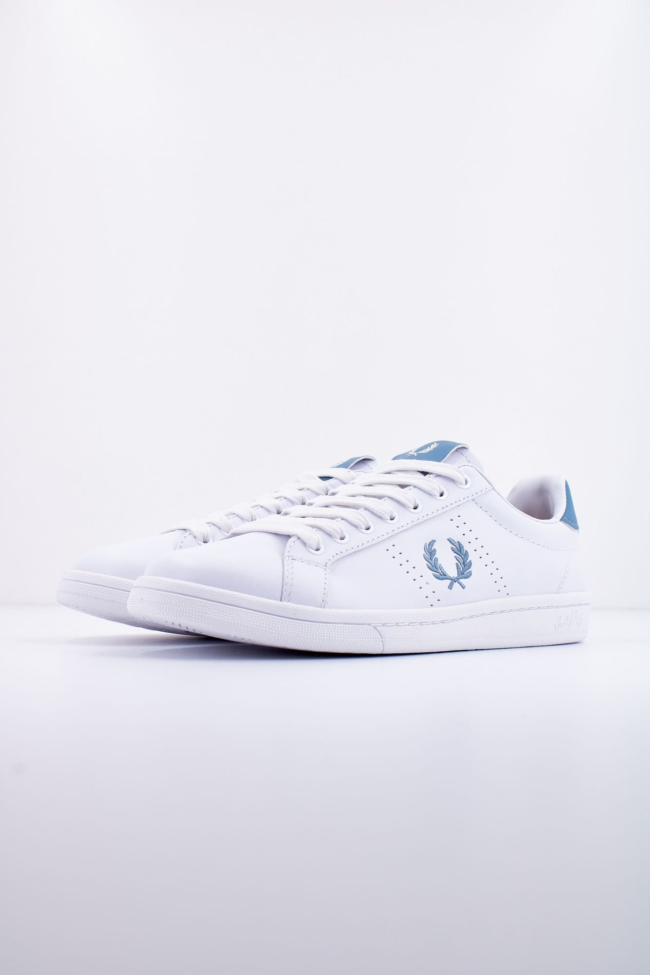 FRED PERRY LEATHER en color BLANCO (2)