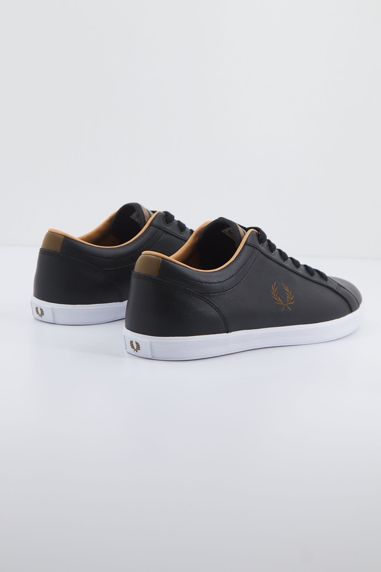 FRED PERRY BASELINE LEATHER en color NEGRO (3)