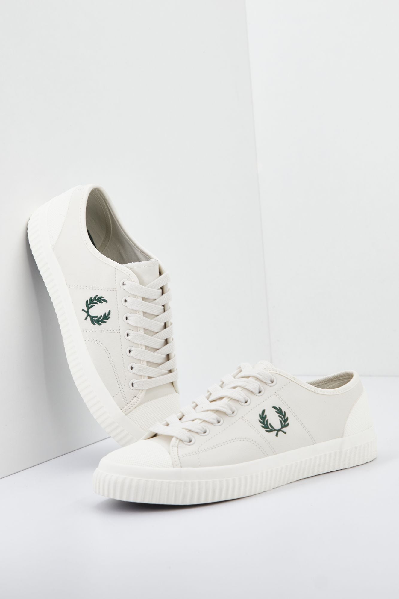 FRED PERRY HUGHES LOW LEATHER en color BLANCO (1)