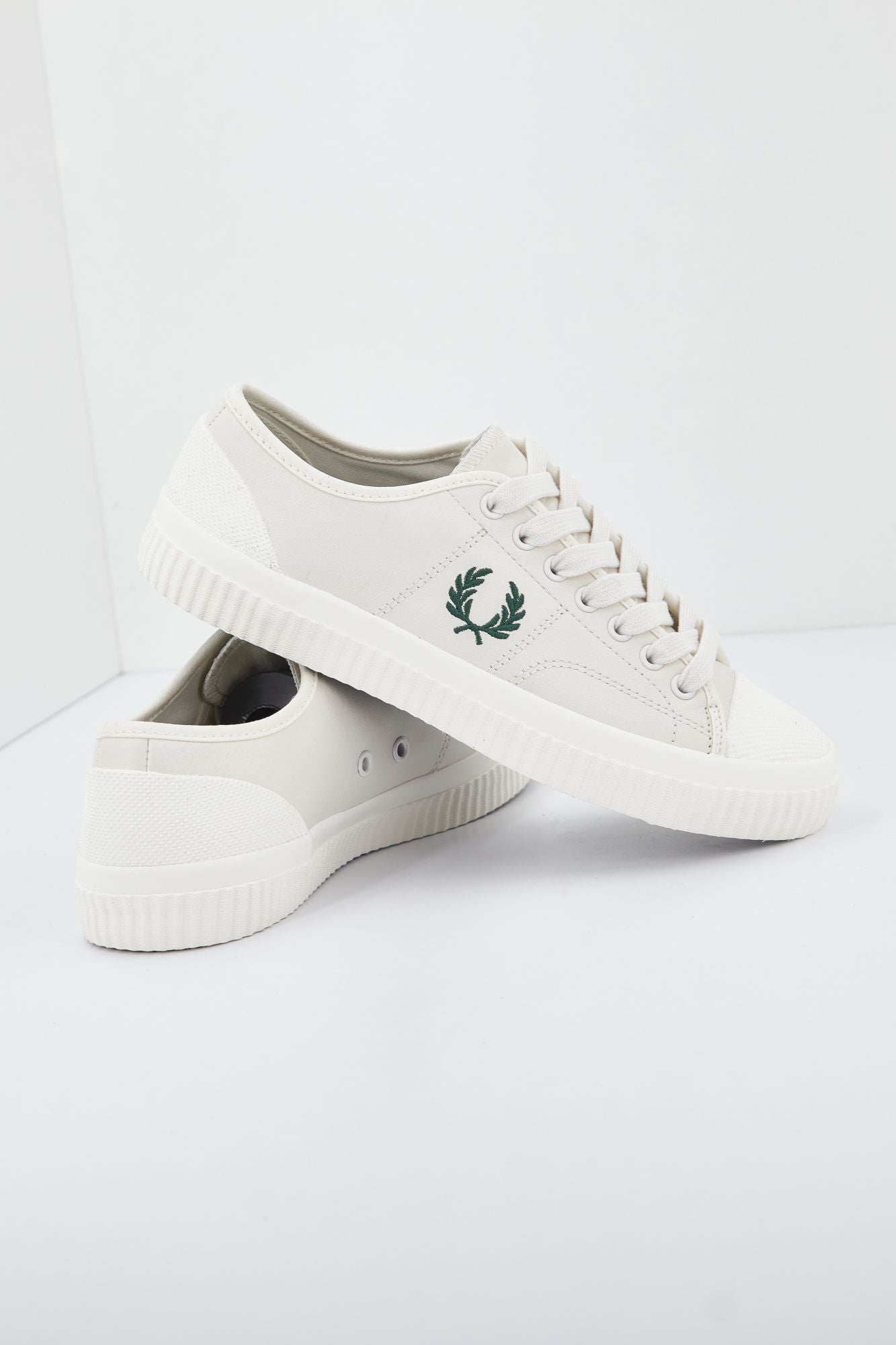 FRED PERRY HUGHES LOW LEATHER en color BLANCO (3)