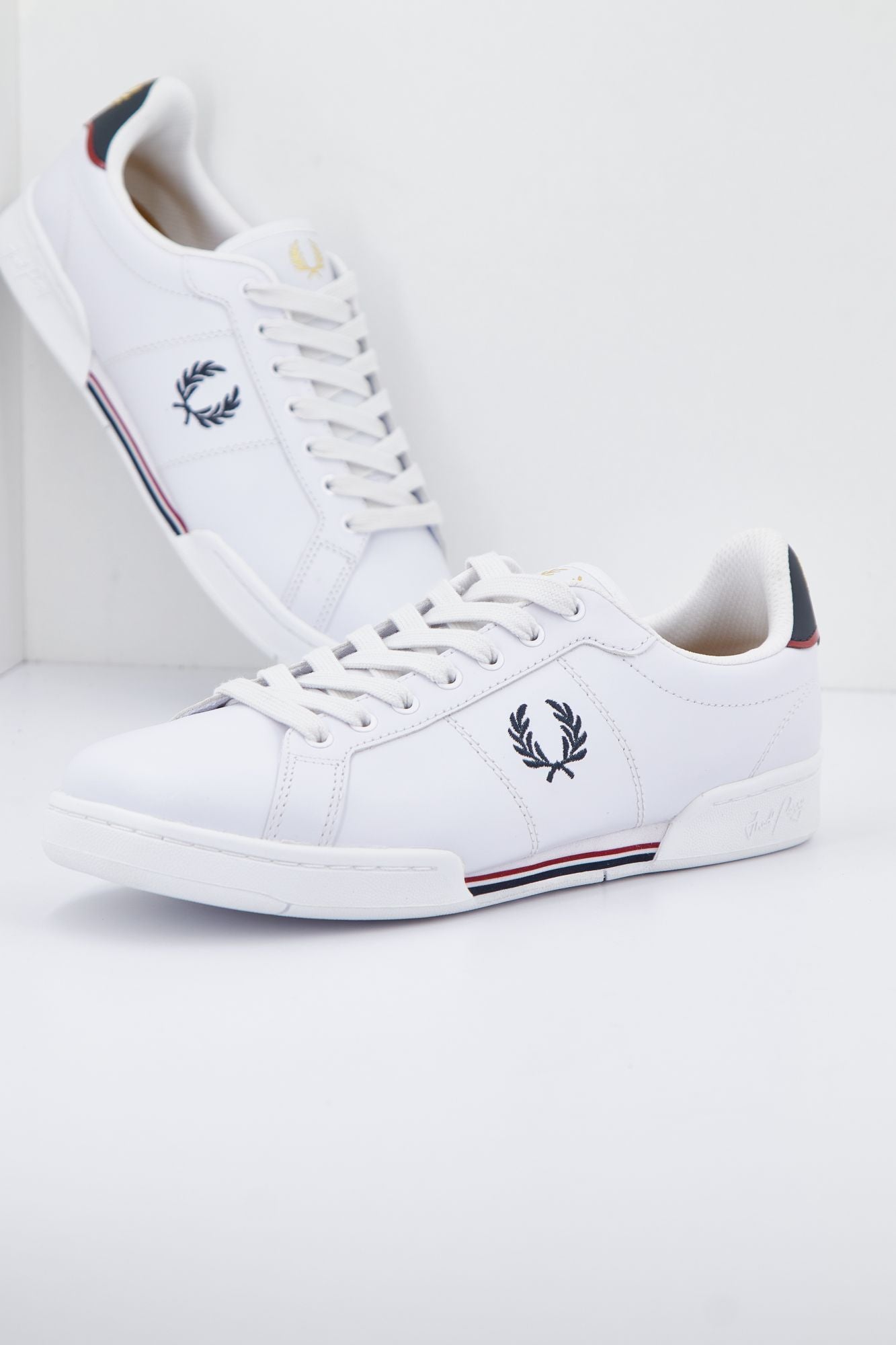 FRED PERRY B722 LEATHER en color BLANCO (2)