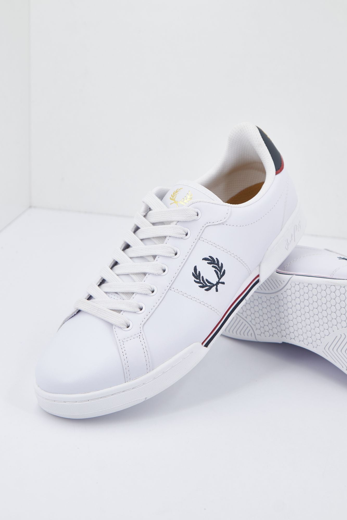 FRED PERRY B722 LEATHER en color BLANCO (3)