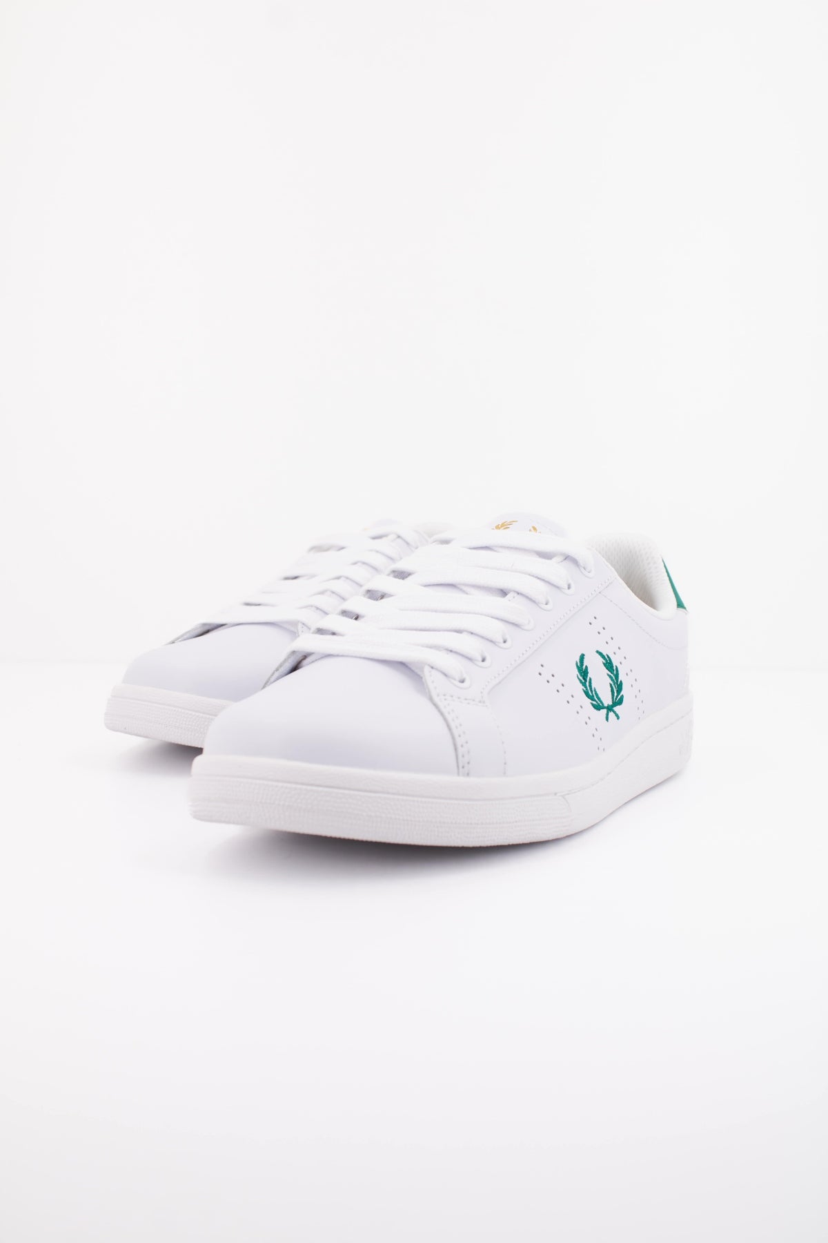 FRED PERRY B721 LEATHER en color BLANCO (2)