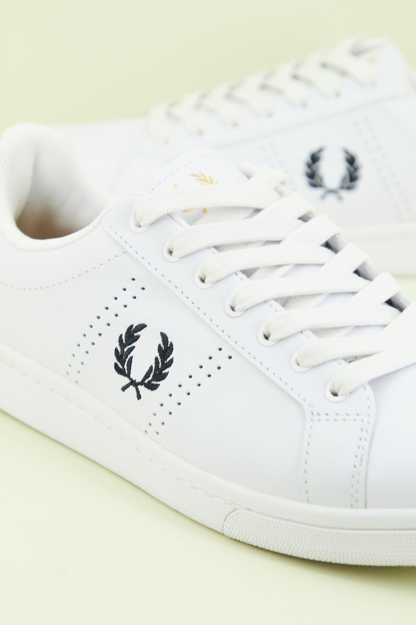 FRED PERRY B721 LEATHER en color BLANCO (4)