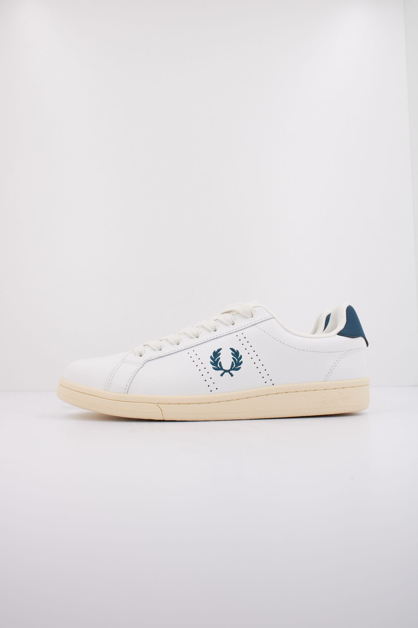 FRED PERRY B721 LEATHER en color BLANCO (1)