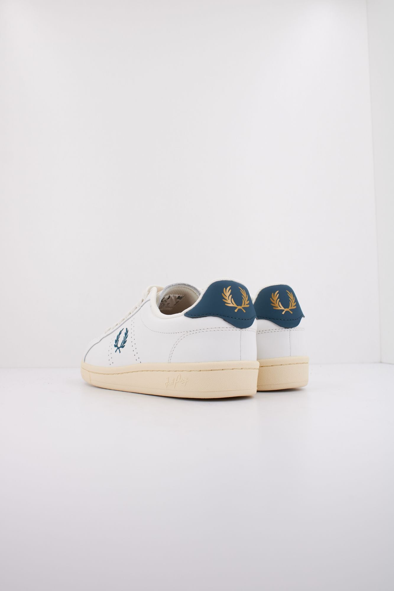 FRED PERRY B721 LEATHER en color BLANCO (4)