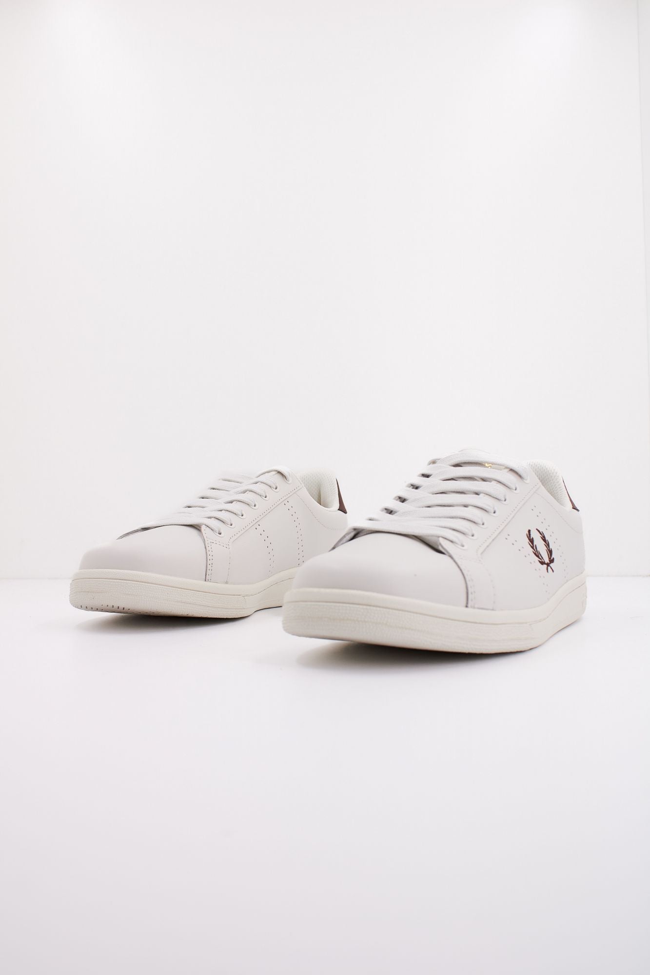 FRED PERRY B721 LEATHER en color BLANCO (2)