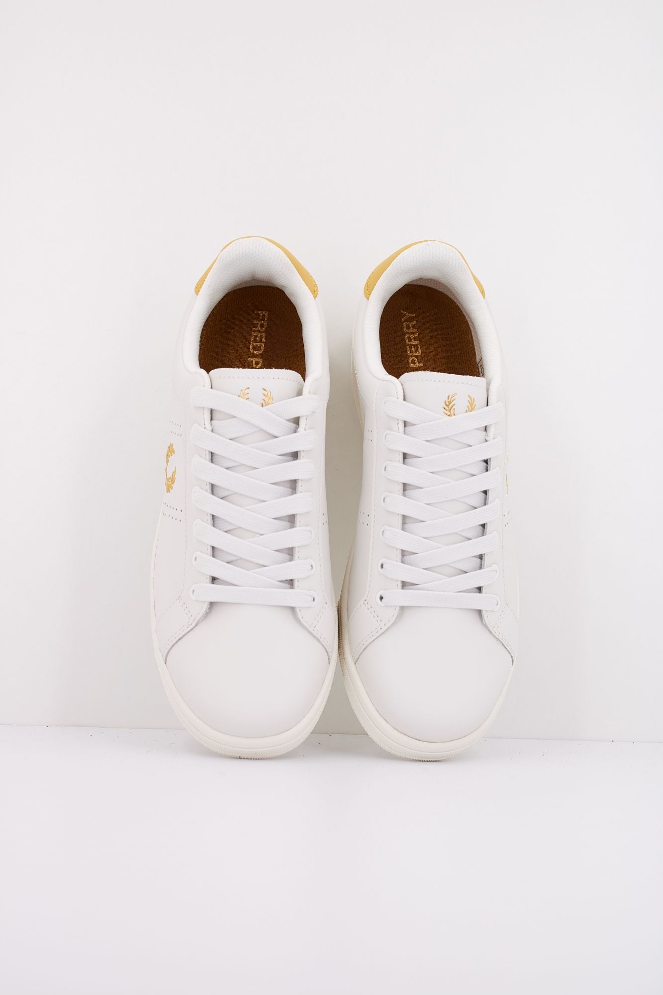 FRED PERRY B721 LEATHER en color BLANCO (3)