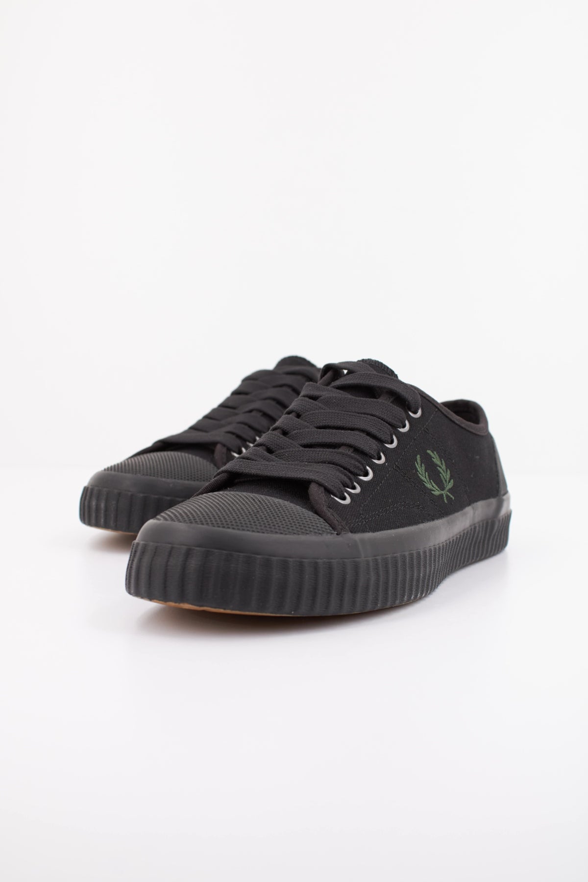 FRED PERRY HUGHES LOW CANVAS en color NEGRO (2)