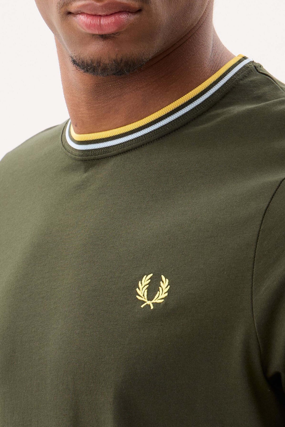 FRED PERRY TWIN TIPPED T-SHIRT en color VERDE (3)
