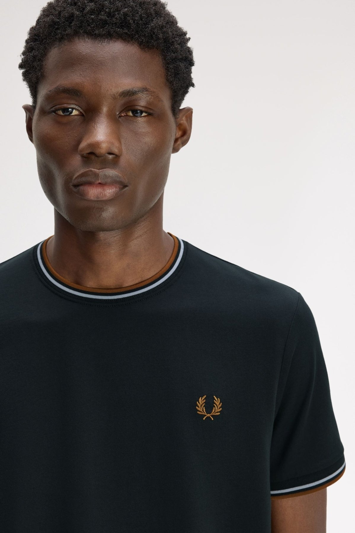 FRED PERRY M1588FP TWIN TIPPED T SHIRT en color VERDE (3)