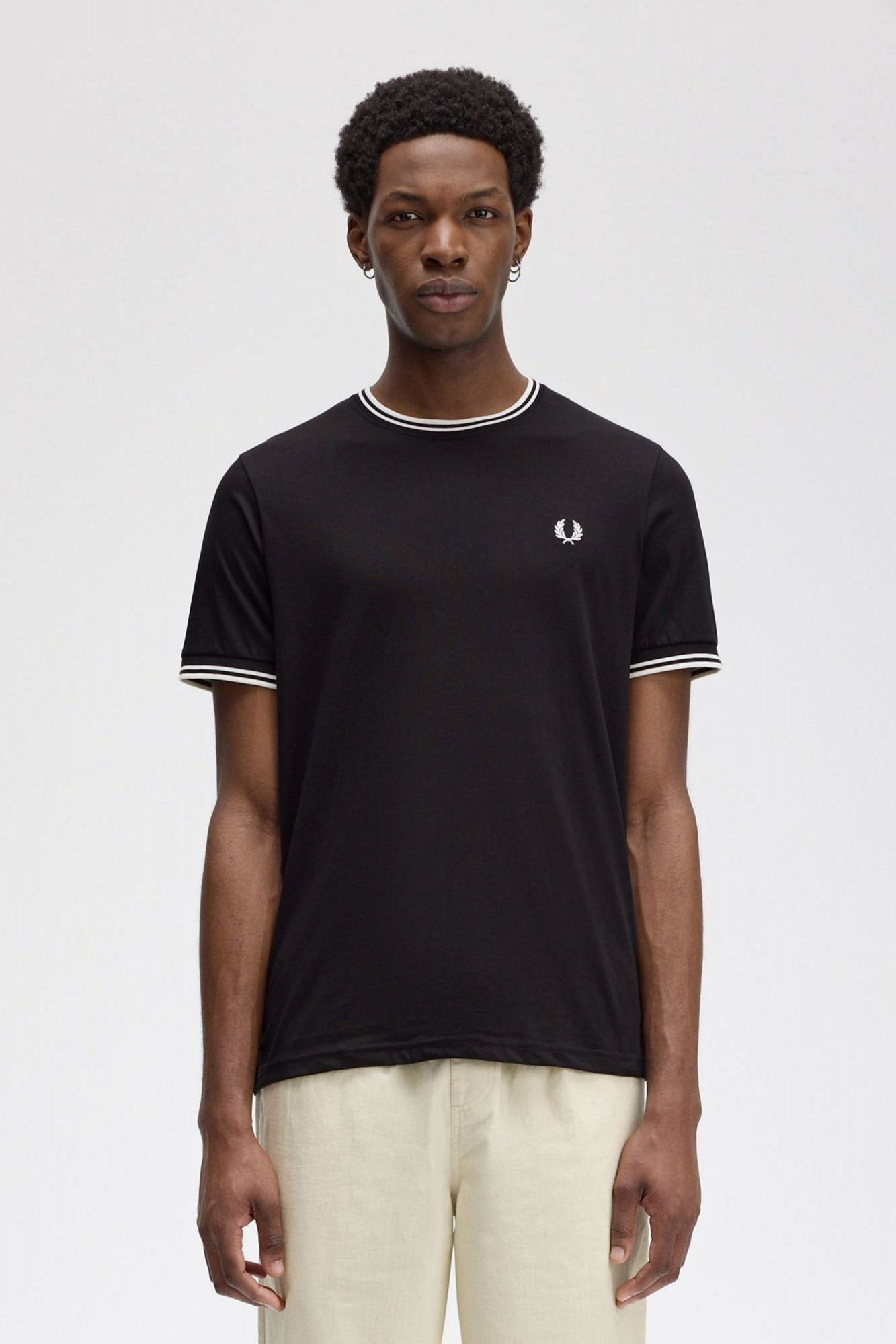 FRED PERRY TWIN TIPPED T-SHIRT en color NEGRO (1)