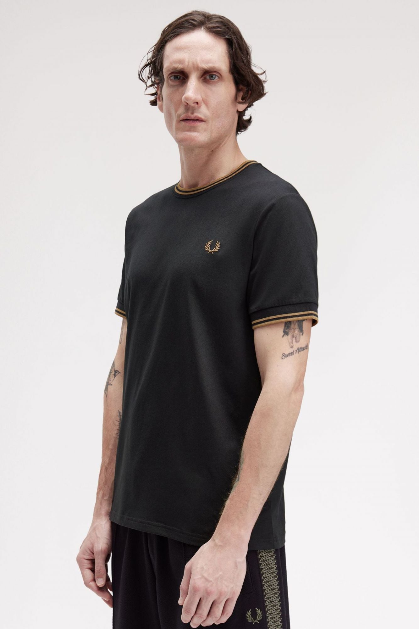 FRED PERRY TWIN TIPPED T-SHIRT en color NEGRO (4)